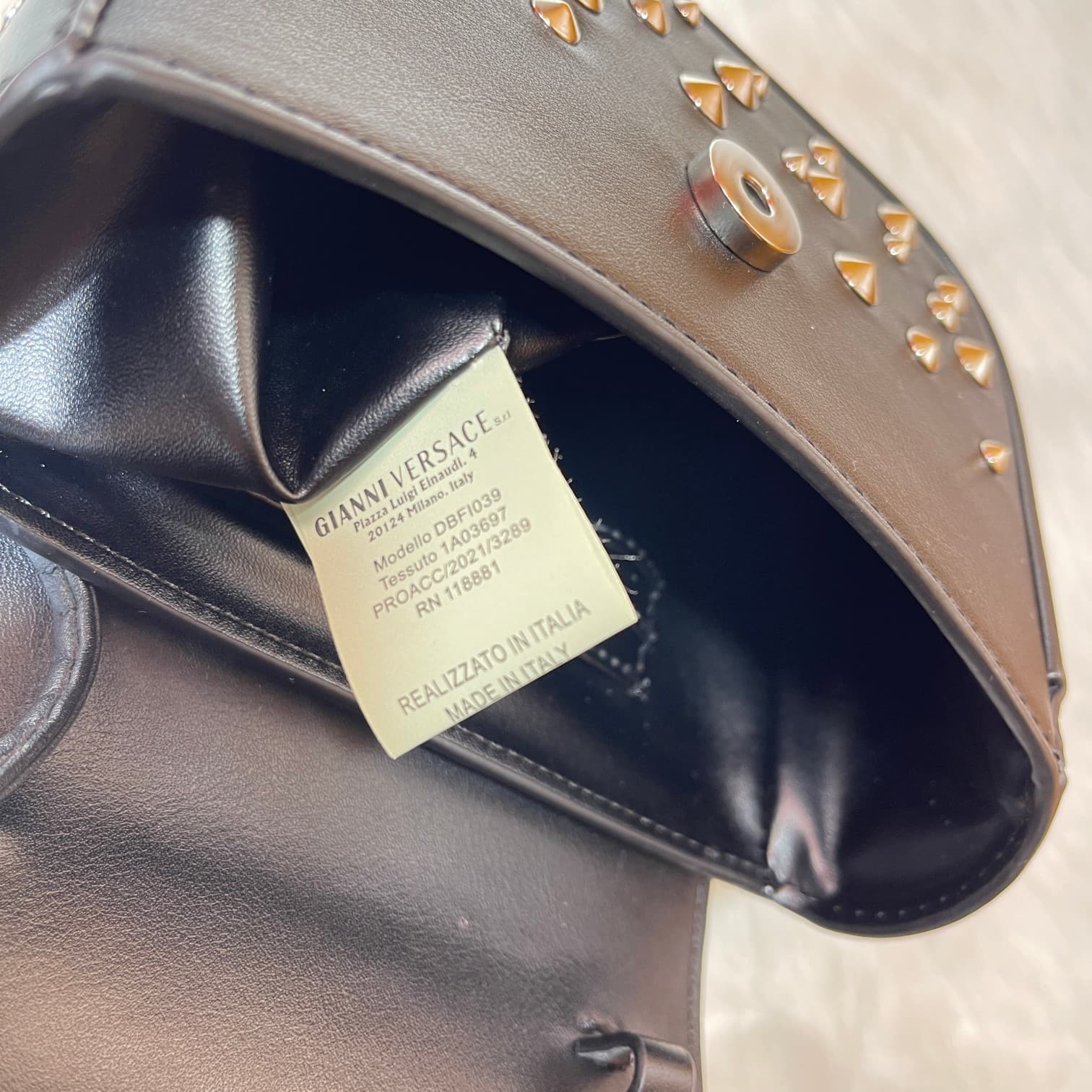 C2821 New product released – VERSACE “Starry Sky” collection. A bag for little queens. Early autumn, say hi ~ Modern twist, meeting denim Medusa! With a trendy attitude, the golden-colored Medusa-style design and handle add to its style. The central “Medu — image 7
