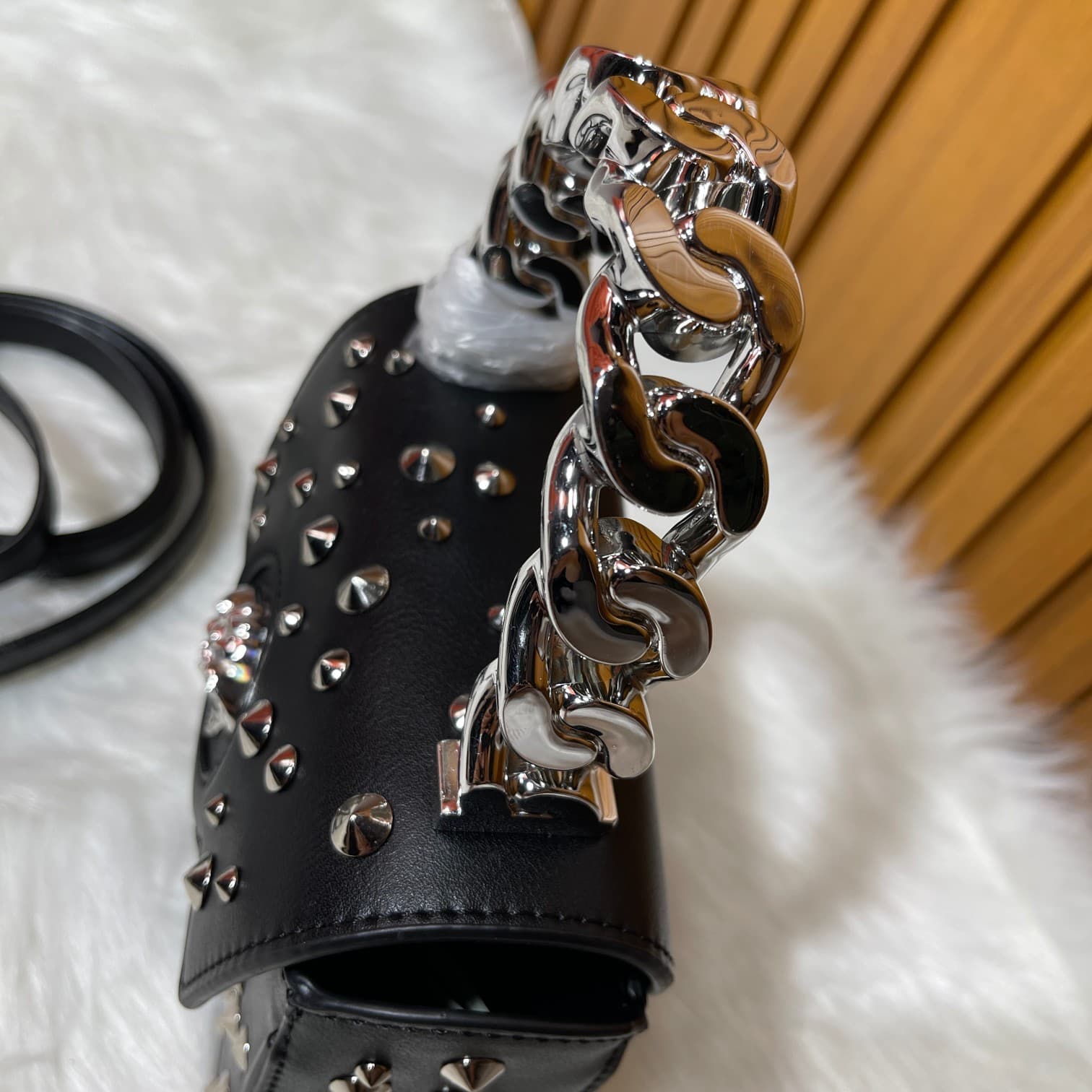 C2821 New product released – VERSACE “Starry Sky” collection. A bag for little queens. Early autumn, say hi ~ Modern twist, meeting denim Medusa! With a trendy attitude, the golden-colored Medusa-style design and handle add to its style. The central “Medu — image 8