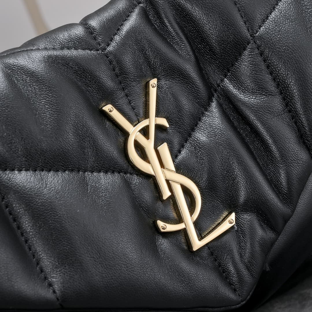 C8610 【New】LOULOU PUFFER quilted lambskin bag, made of lambskin with 100% material. The material is soft and delicate, giving a feeling like holding clouds ☁️; the classic Y brand logo, chains, and buckles are all made of silver-plated metal, offering a m — image 4