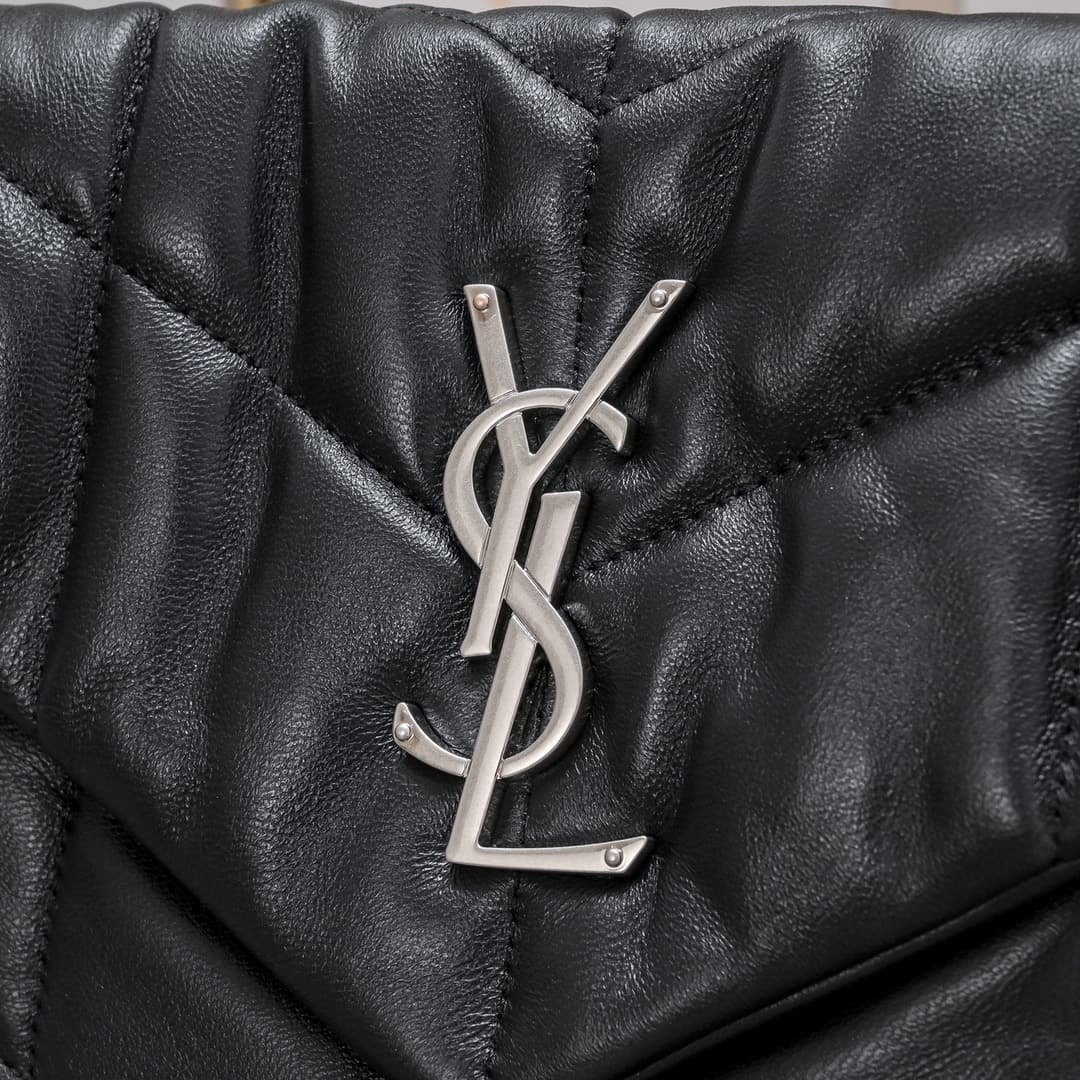C8609 【New】LOULOU PUFFER quilted sheepskin handbag, made of sheepskin material with 100% quality. The material is soft and smooth, giving a feeling like holding clouds ☁️. The classic Y brand logo, chains, and fastenings are all made of silver-stained met — image 4