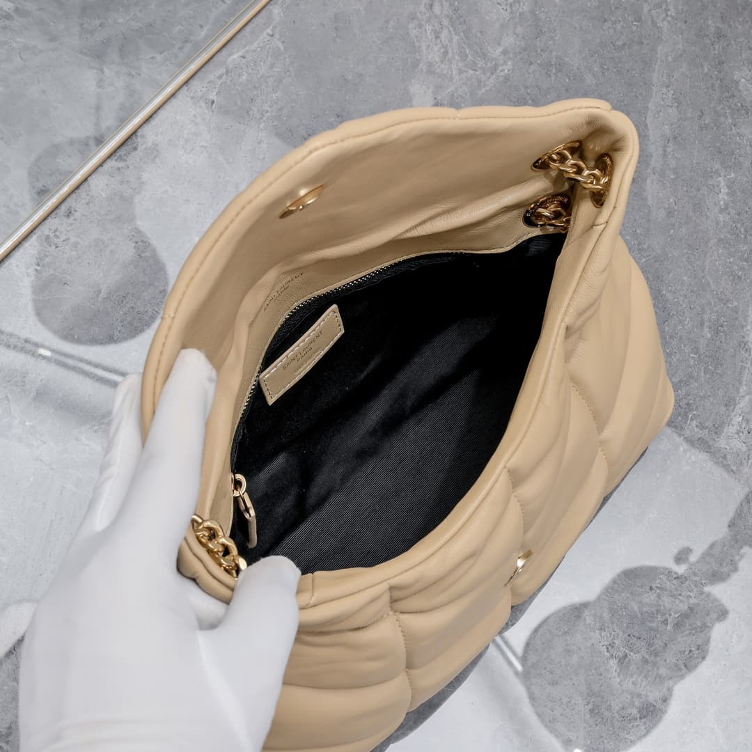 C8608 【New】LOULOU PUFFER quilted lambskin bag, made of lambskin with 100% quality. The material is soft and delicate, giving a feeling like being wrapped in clouds ☁️. The classic Y brand logo, as well as the chains and fastenings, are made of silver-plat — image 7