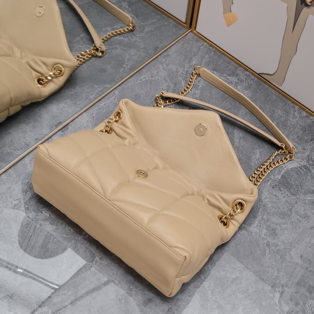 C8608 【New】LOULOU PUFFER quilted lambskin bag, made of lambskin with 100% quality. The material is soft and delicate, giving a feeling like being wrapped in clouds ☁️. The classic Y brand logo, as well as the chains and fastenings, are made of silver-plat — image 6