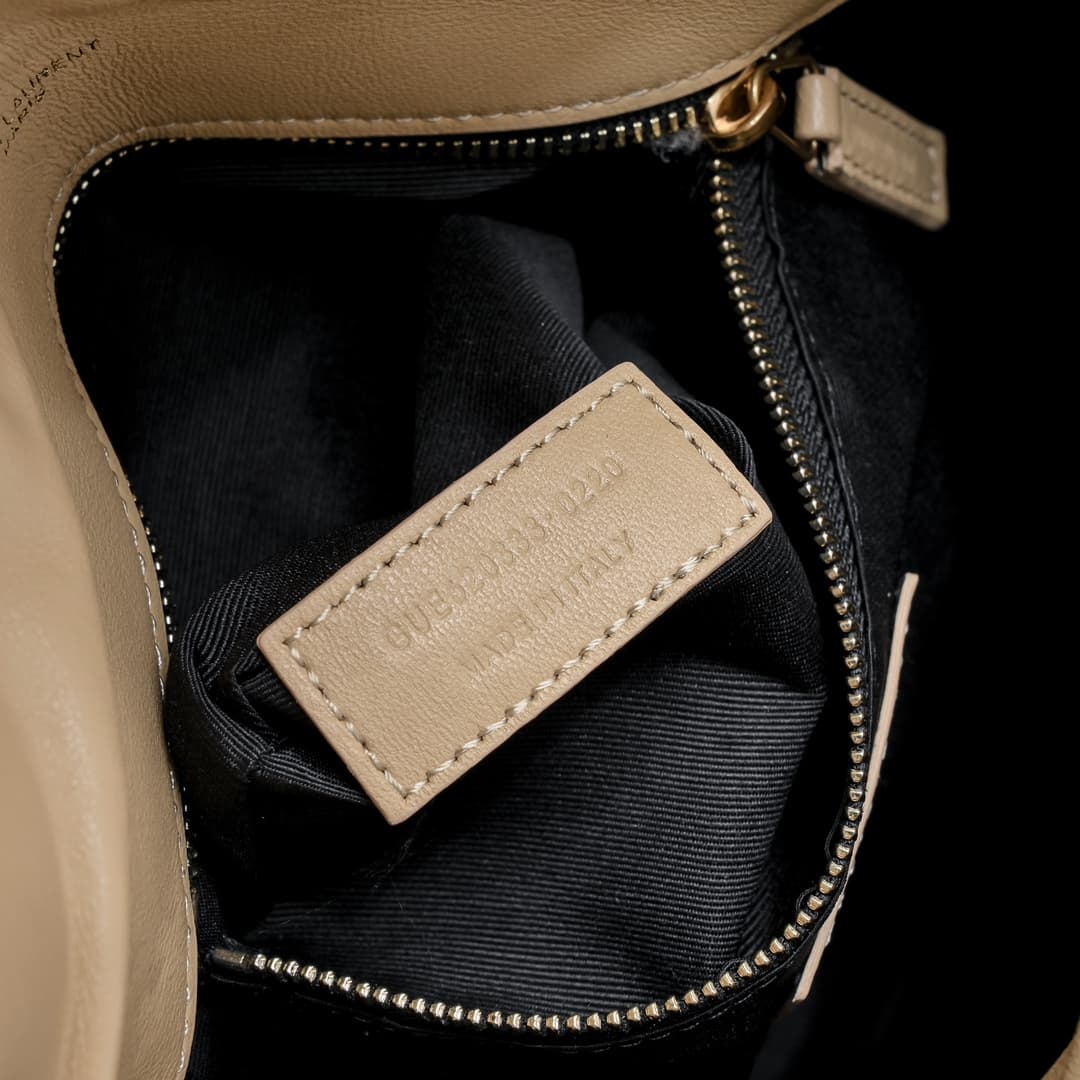 C8608 【New】LOULOU PUFFER quilted lambskin bag, made of lambskin with 100% quality. The material is soft and delicate, giving a feeling like being wrapped in clouds ☁️. The classic Y brand logo, as well as the chains and fastenings, are made of silver-plat — image 8