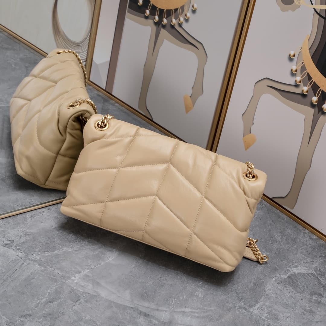 C8608 【New】LOULOU PUFFER quilted lambskin bag, made of lambskin with 100% quality. The material is soft and delicate, giving a feeling like being wrapped in clouds ☁️. The classic Y brand logo, as well as the chains and fastenings, are made of silver-plat — image 3