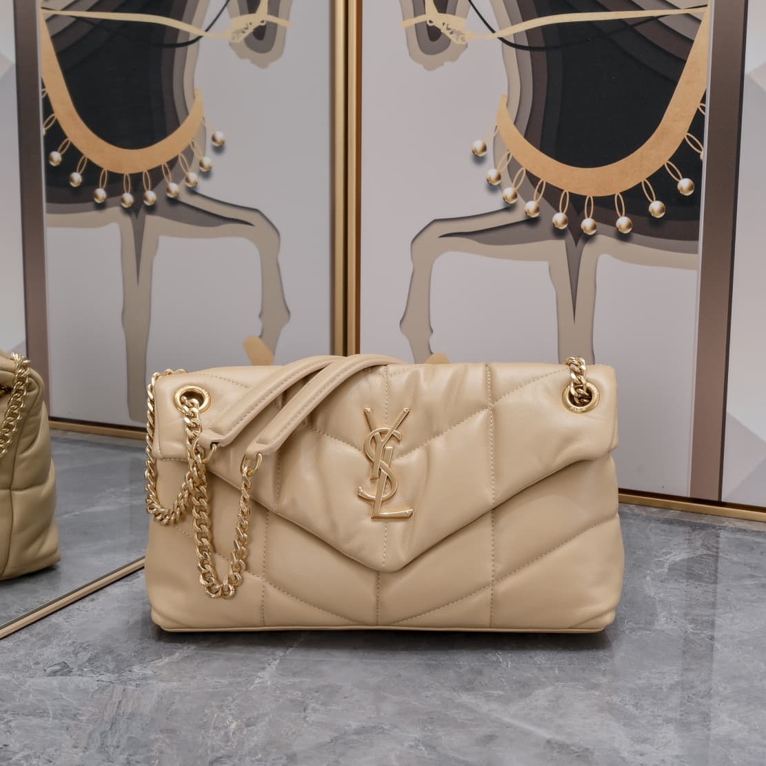 C8608 【New】LOULOU PUFFER quilted lambskin bag, made of lambskin with 100% quality. The material is soft and delicate, giving a feeling like being wrapped in clouds ☁️. The classic Y brand logo, as well as the chains and fastenings, are made of silver-plat — image 1