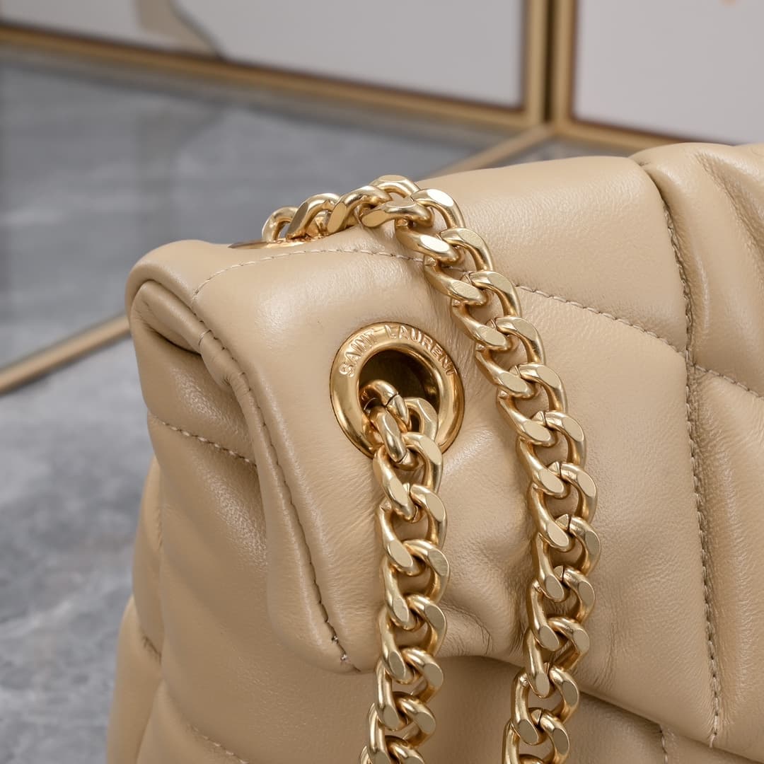 C8608 【New】LOULOU PUFFER quilted lambskin bag, made of lambskin with 100% quality. The material is soft and delicate, giving a feeling like being wrapped in clouds ☁️. The classic Y brand logo, as well as the chains and fastenings, are made of silver-plat — image 5