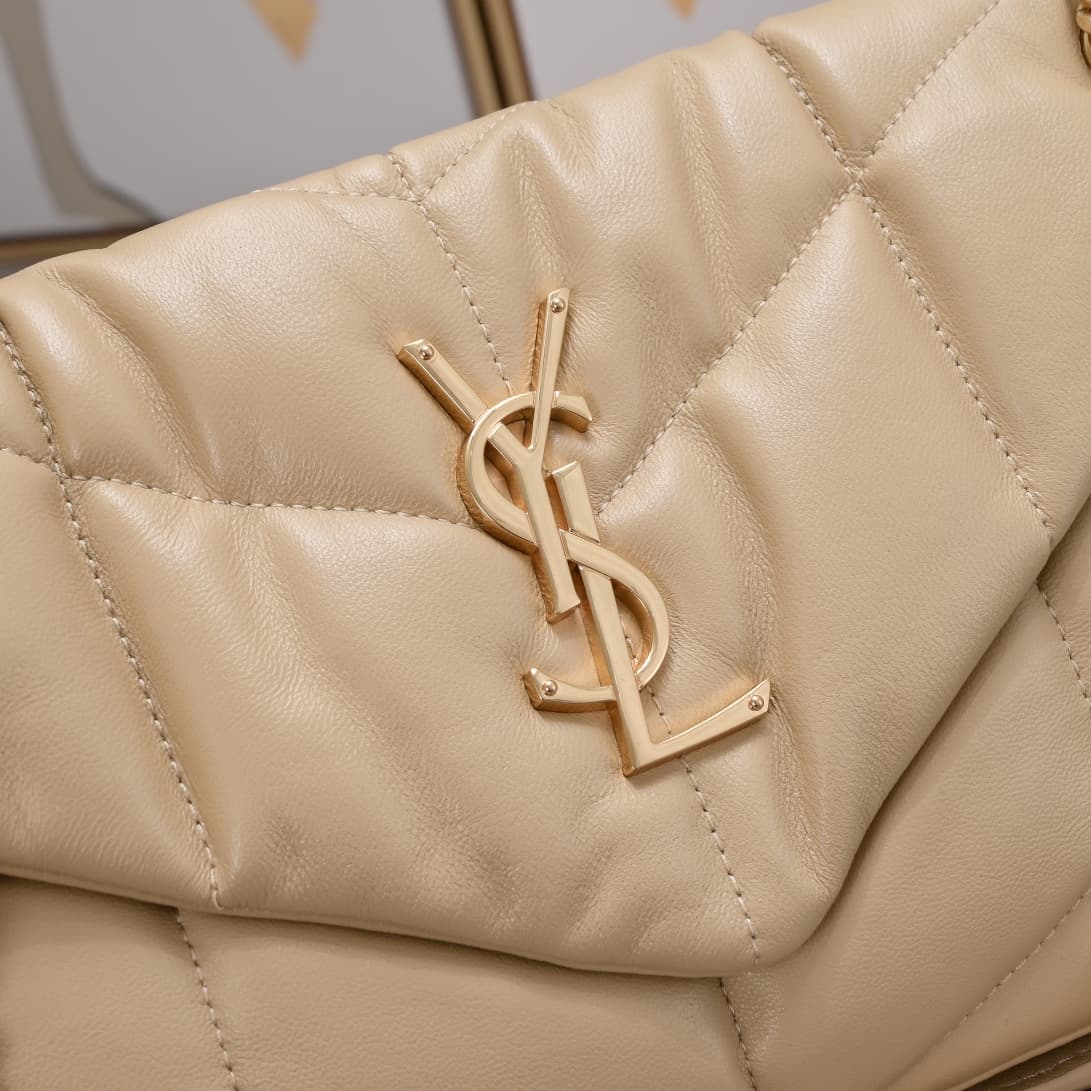C8608 【New】LOULOU PUFFER quilted lambskin bag, made of lambskin with 100% quality. The material is soft and delicate, giving a feeling like being wrapped in clouds ☁️. The classic Y brand logo, as well as the chains and fastenings, are made of silver-plat — image 4