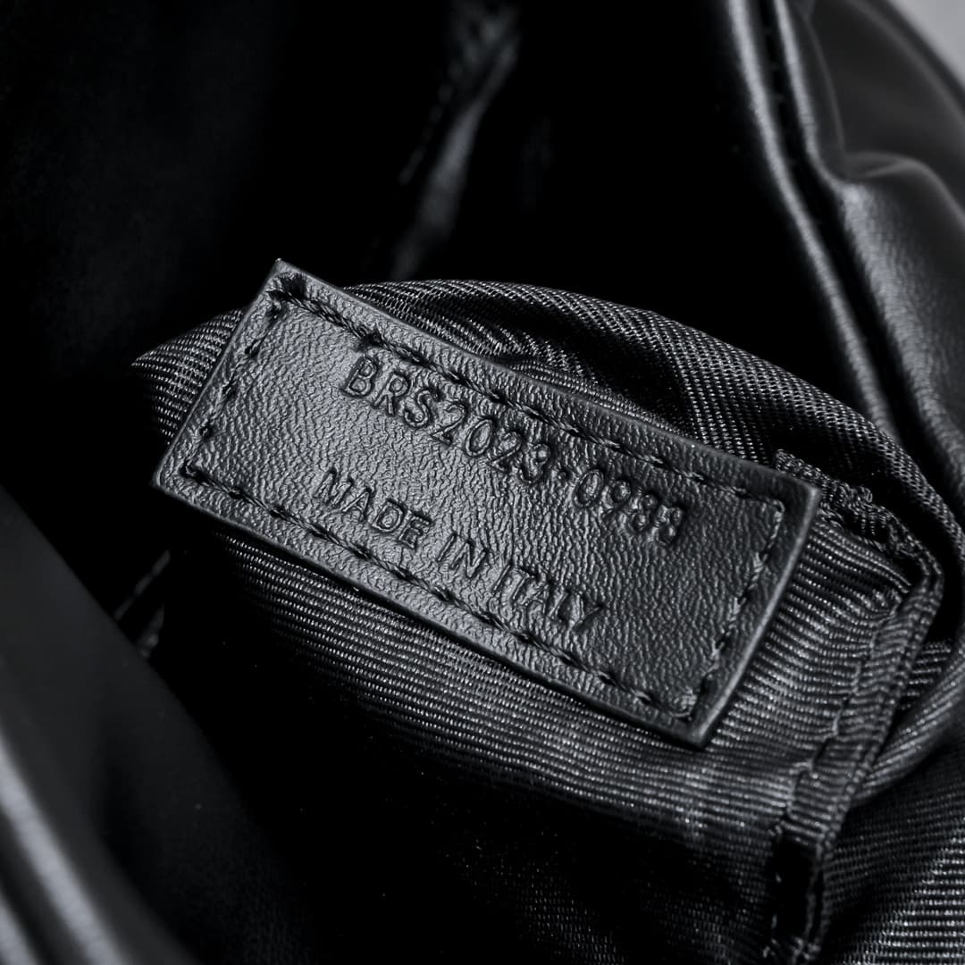 C8615 Mini version #23CM Crossbody bag is here! Made of soft Italian lambskin, with Y brand cross-strip quilting technique. It features a soft front flap pocket and detachable shoulder strap, making it suitable for both storage purposes and as an underarm — image 8