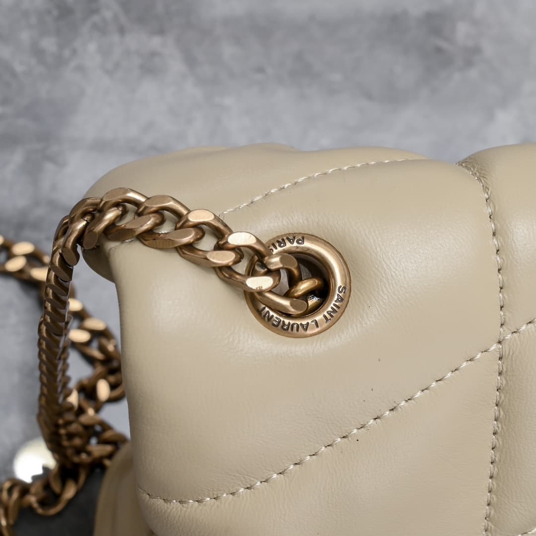 C8611 Mini-sized bag #23CM is here! Made of soft Italian lambskin, it features Y brand’s diagonal stripe quilting technique. It has a soft front flap pocket and a detachable shoulder strap, making it suitable for both storage purposes and as an underarm b — image 5