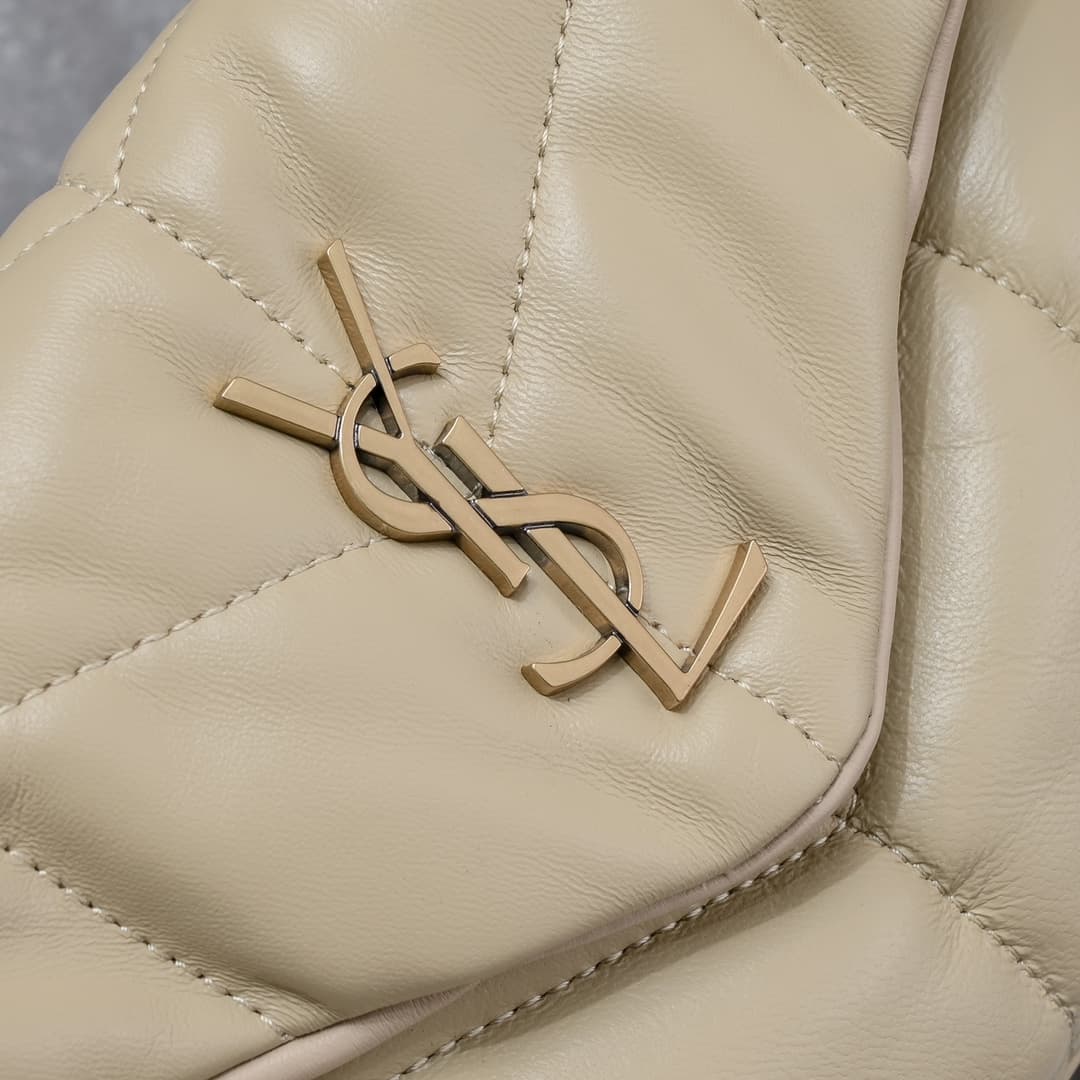 C8611 Mini-sized bag #23CM is here! Made of soft Italian lambskin, it features Y brand’s diagonal stripe quilting technique. It has a soft front flap pocket and a detachable shoulder strap, making it suitable for both storage purposes and as an underarm b — image 4