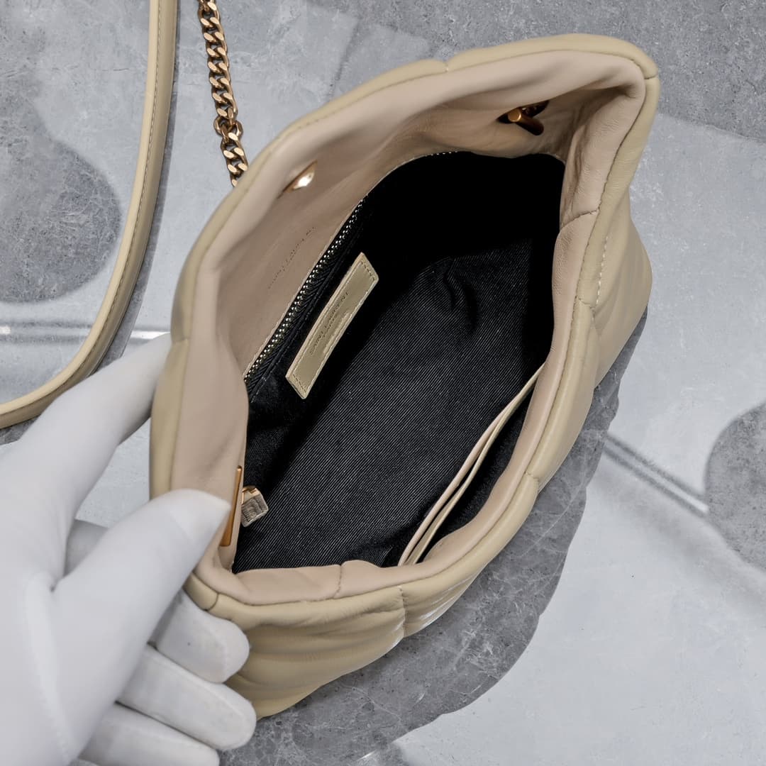 C8611 Mini-sized bag #23CM is here! Made of soft Italian lambskin, it features Y brand’s diagonal stripe quilting technique. It has a soft front flap pocket and a detachable shoulder strap, making it suitable for both storage purposes and as an underarm b — image 7