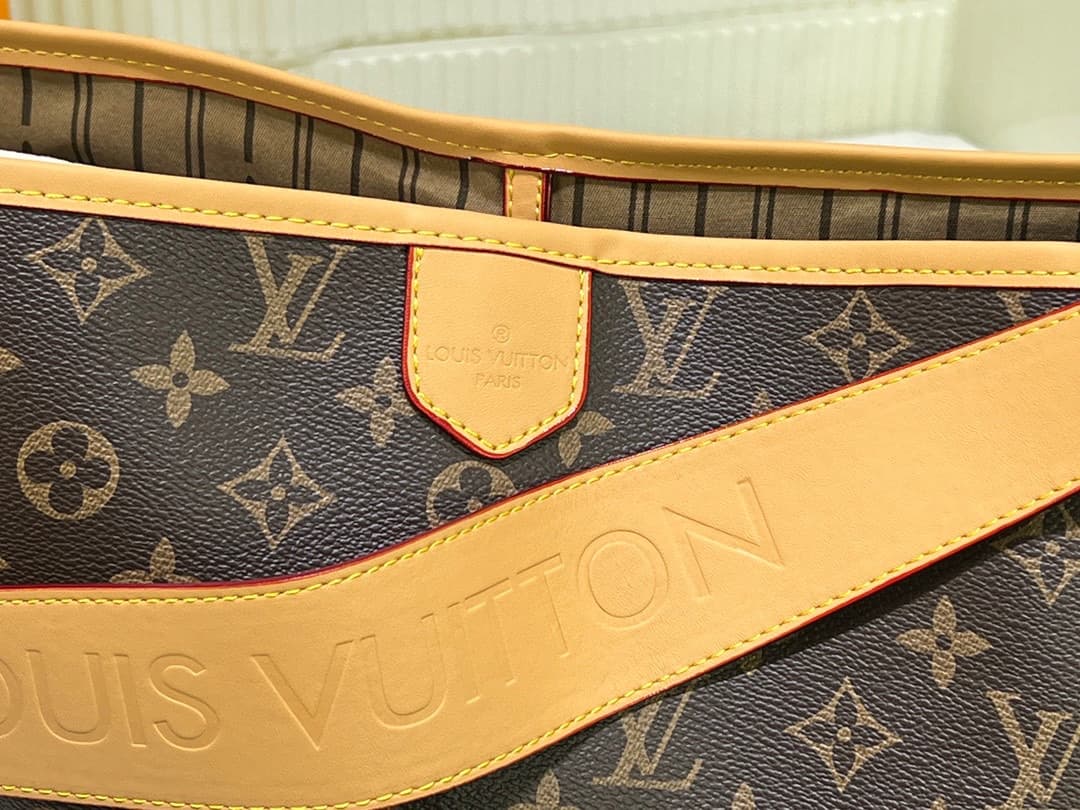 C5072 💰 Large size vintage/retro variant with parent-child design 🔥 Very popular 🔥🔥💥 M44945 – a recent hit among online influencers. LV mid-century tote bag, the latest style for early spring. A versatile LV upgrade version shopping bag. In recent years,  — image 4