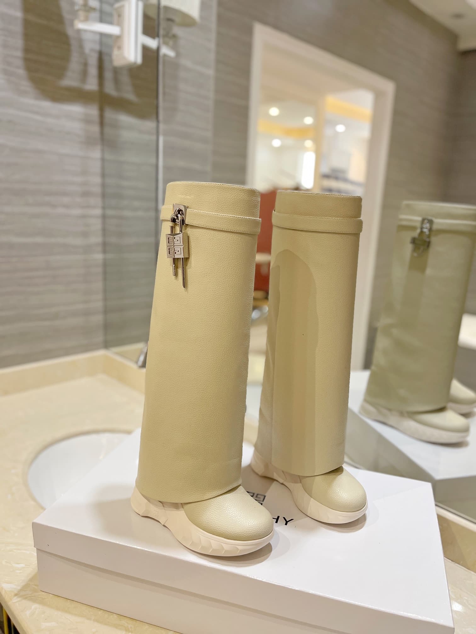 D6524 💰 GIVENCHY QZKEEP 0X0ZX new model high-top boots with a slimming effect and pointed shape 2026