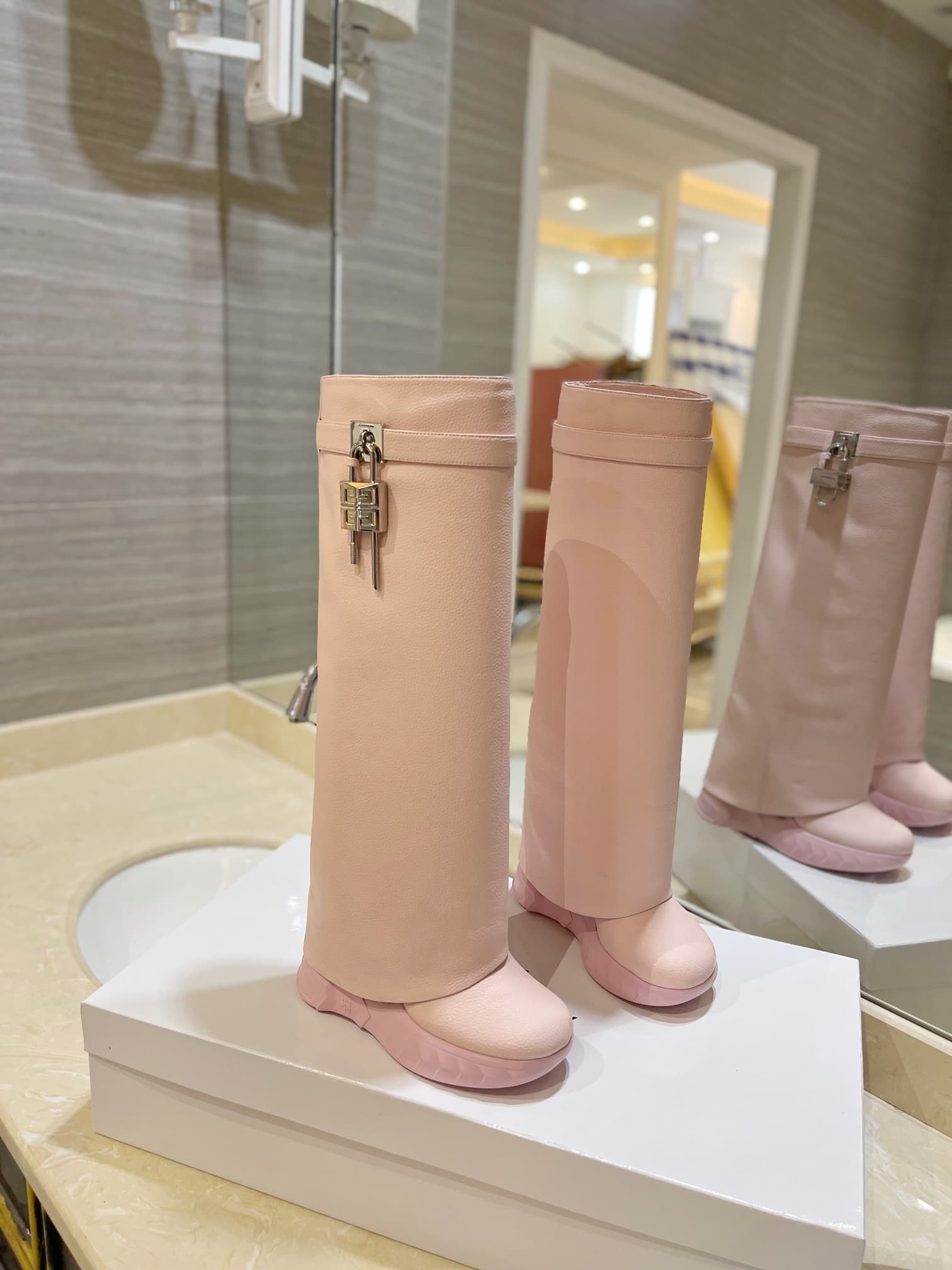 D6522 💰 GIVENCHY QZKEEP 0X0ZX new model high-top boots with a higher heel, slimming effect, shark-shaped boots 2026