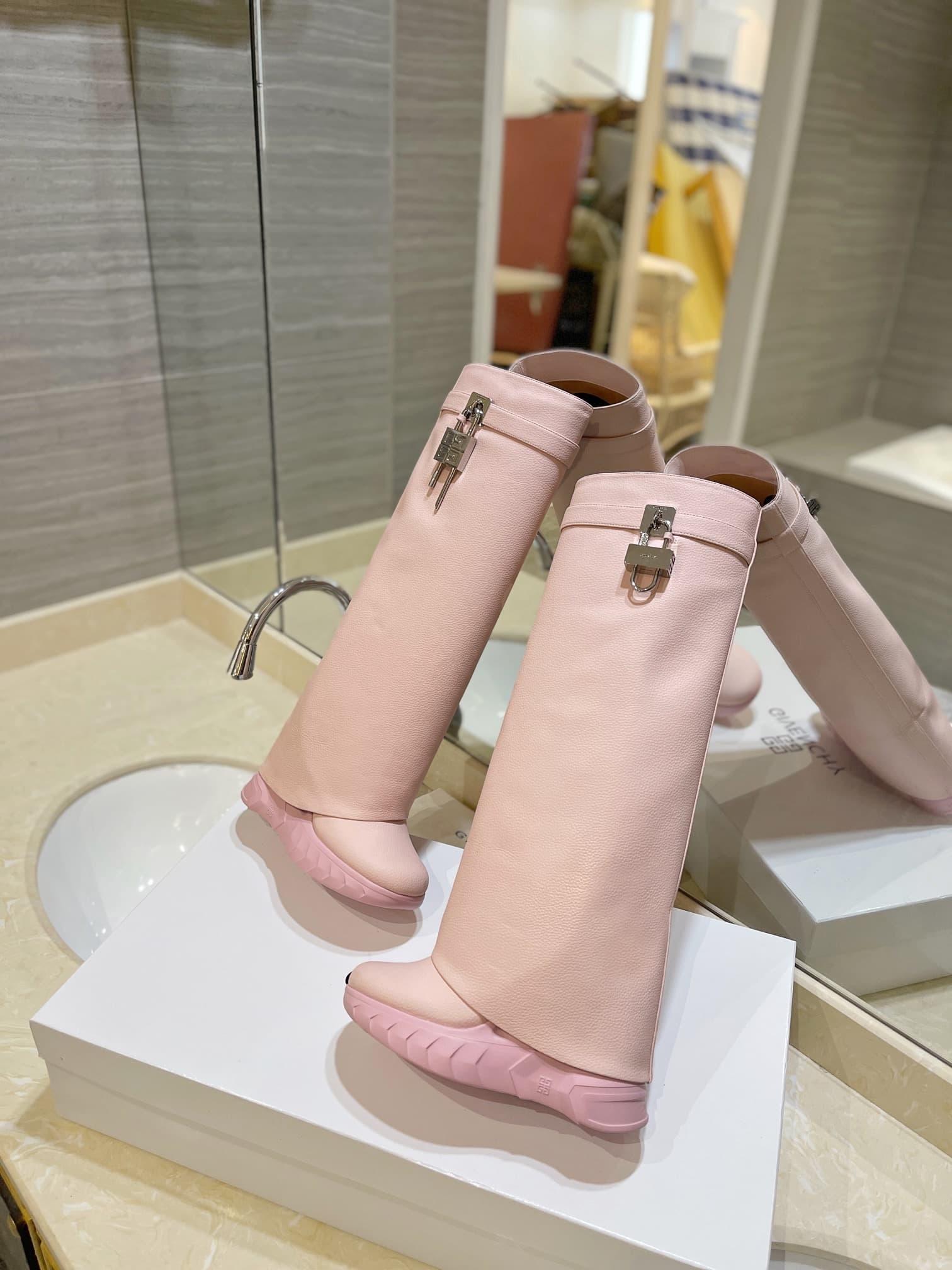 D6522 💰 GIVENCHY QZKEEP 0X0ZX new model high-top boots with a higher heel, slimming effect, shark-shaped boots 2026 — image 6
