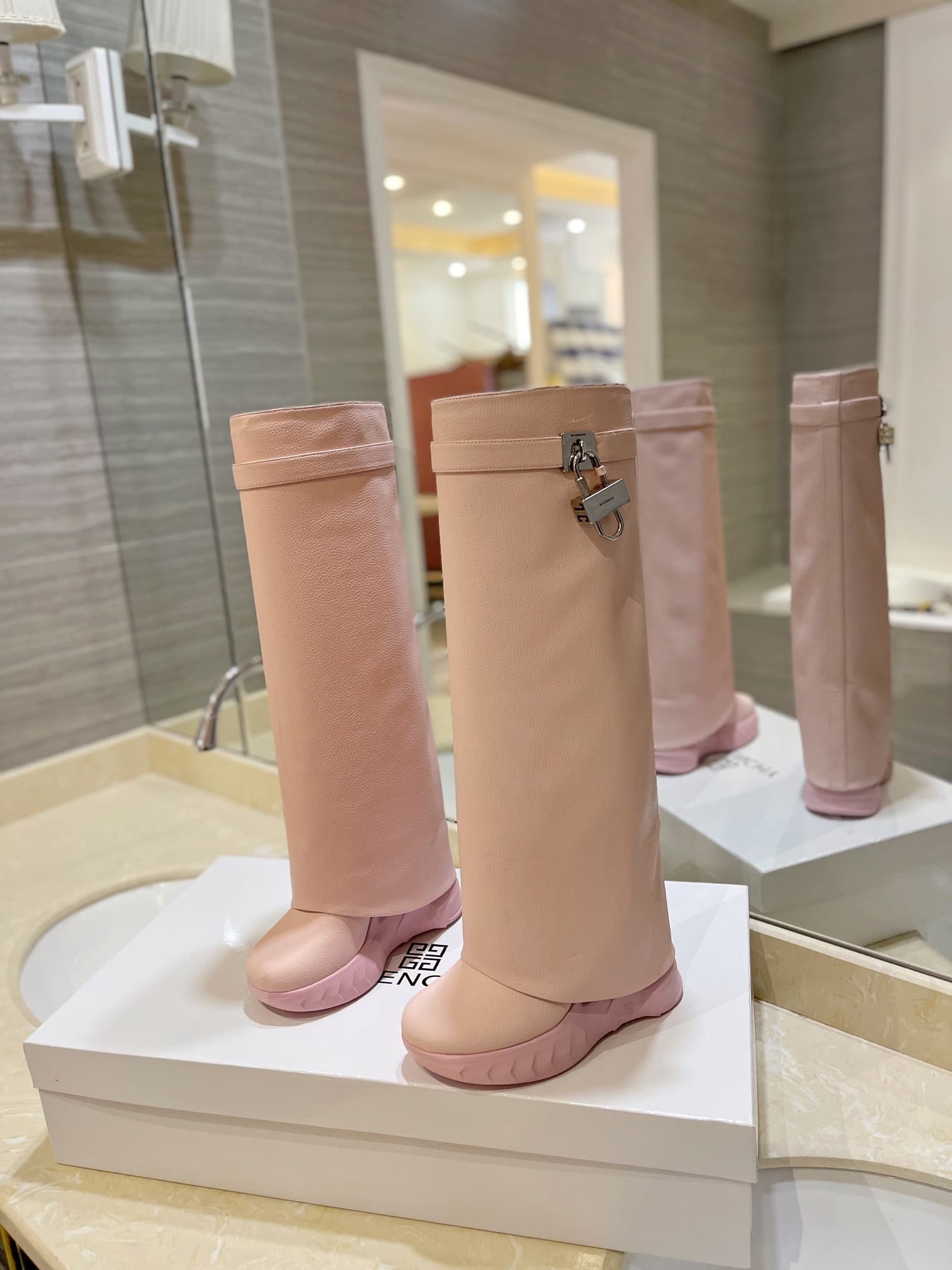 D6522 💰 GIVENCHY QZKEEP 0X0ZX new model high-top boots with a higher heel, slimming effect, shark-shaped boots 2026 — image 2
