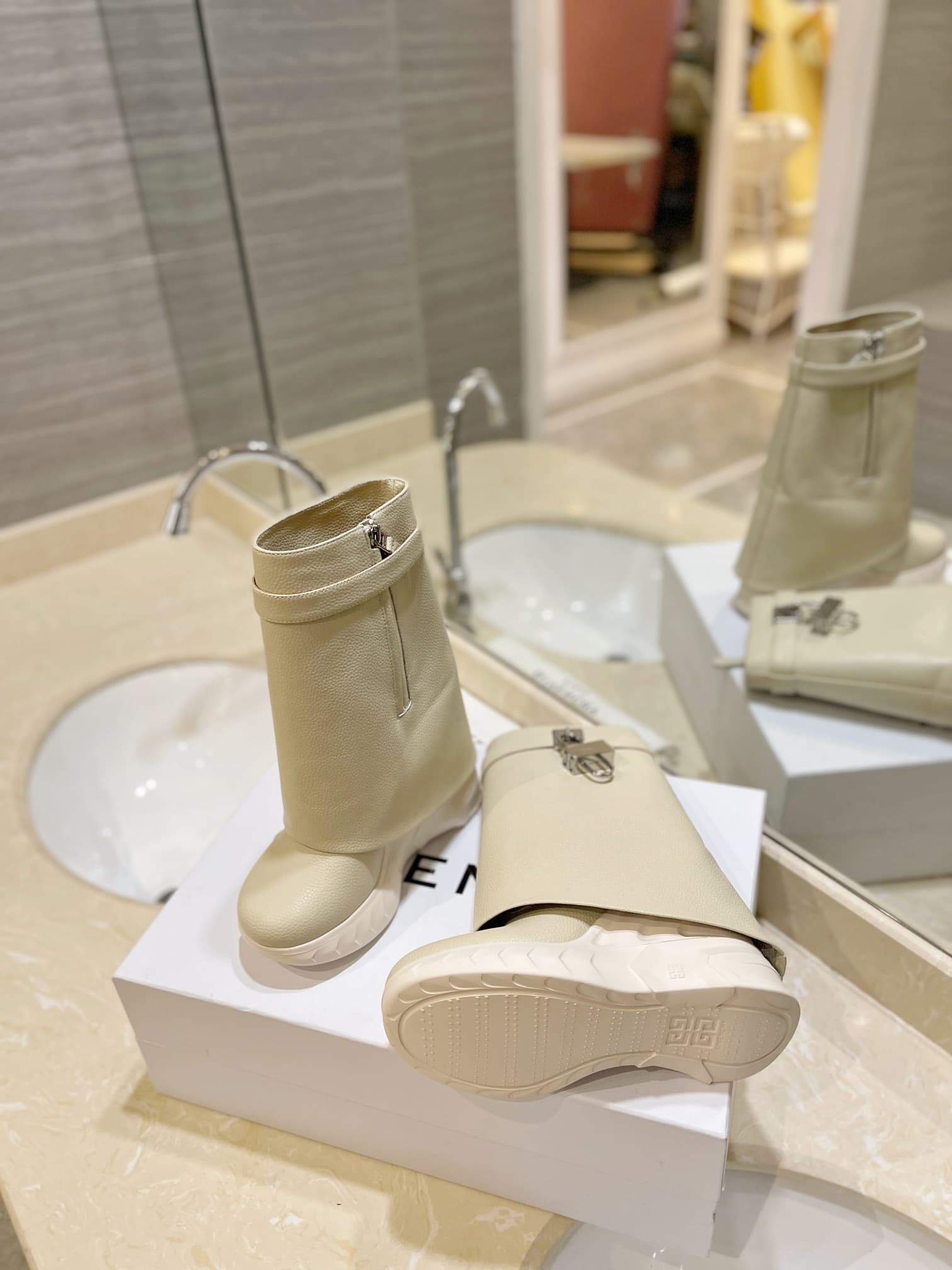 D6523 💰 GIVENCHY QZKEEP 0X0ZX new model with elevated heel, slim-fit shark boots 2026 — image 5