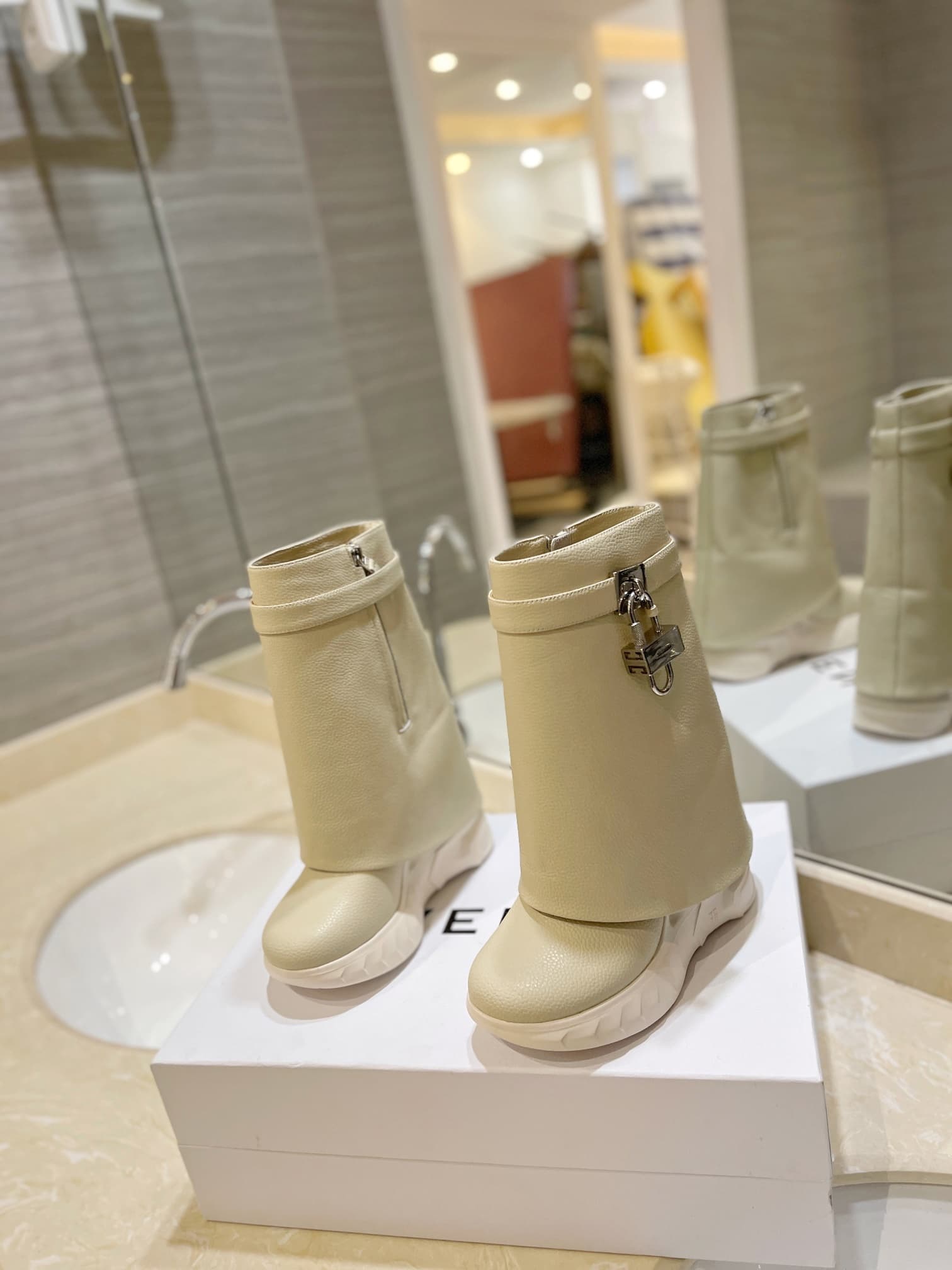 D6523 💰 GIVENCHY QZKEEP 0X0ZX new model with elevated heel, slim-fit shark boots 2026 — image 2