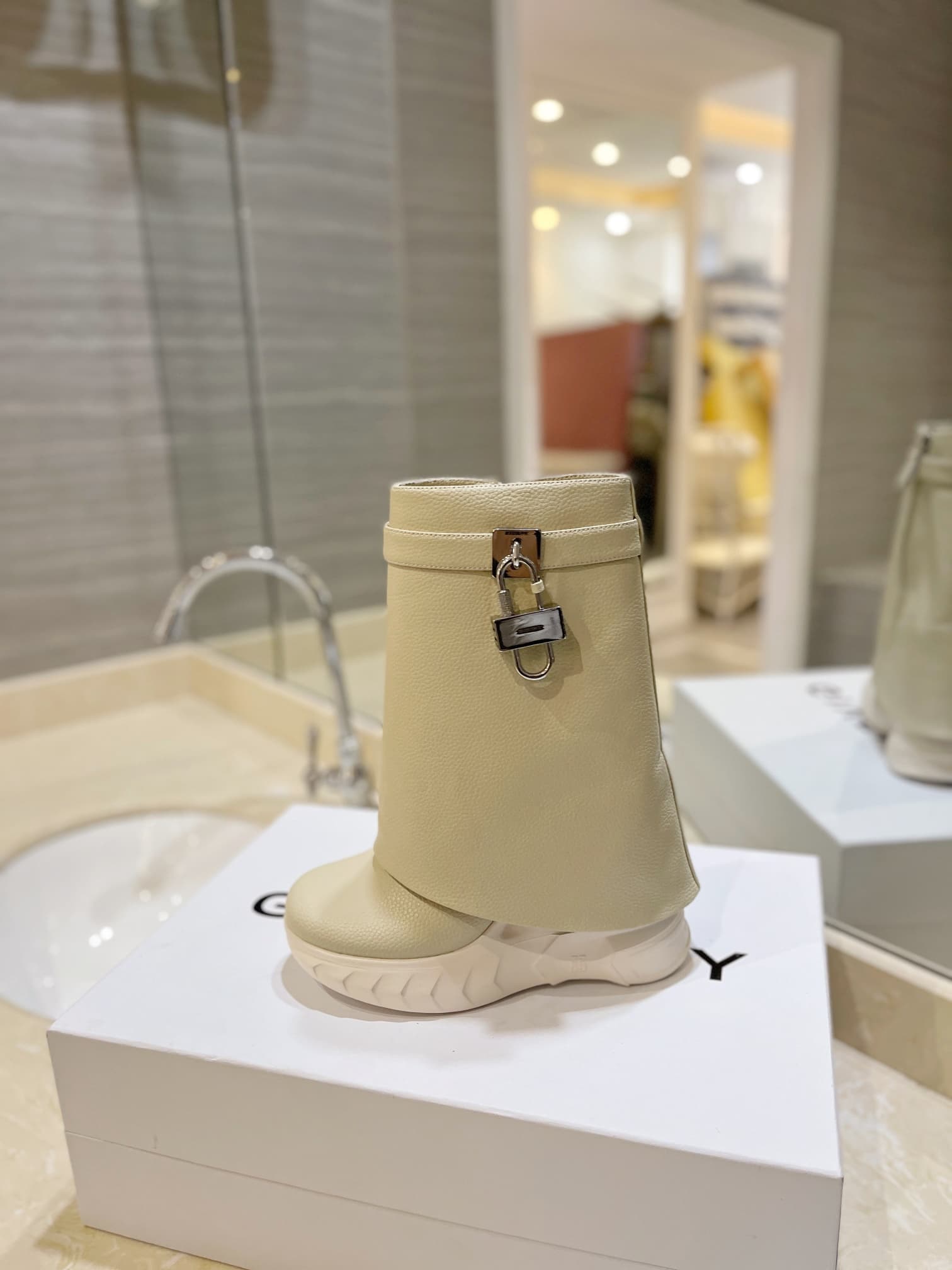 D6523 💰 GIVENCHY QZKEEP 0X0ZX new model with elevated heel, slim-fit shark boots 2026 — image 4