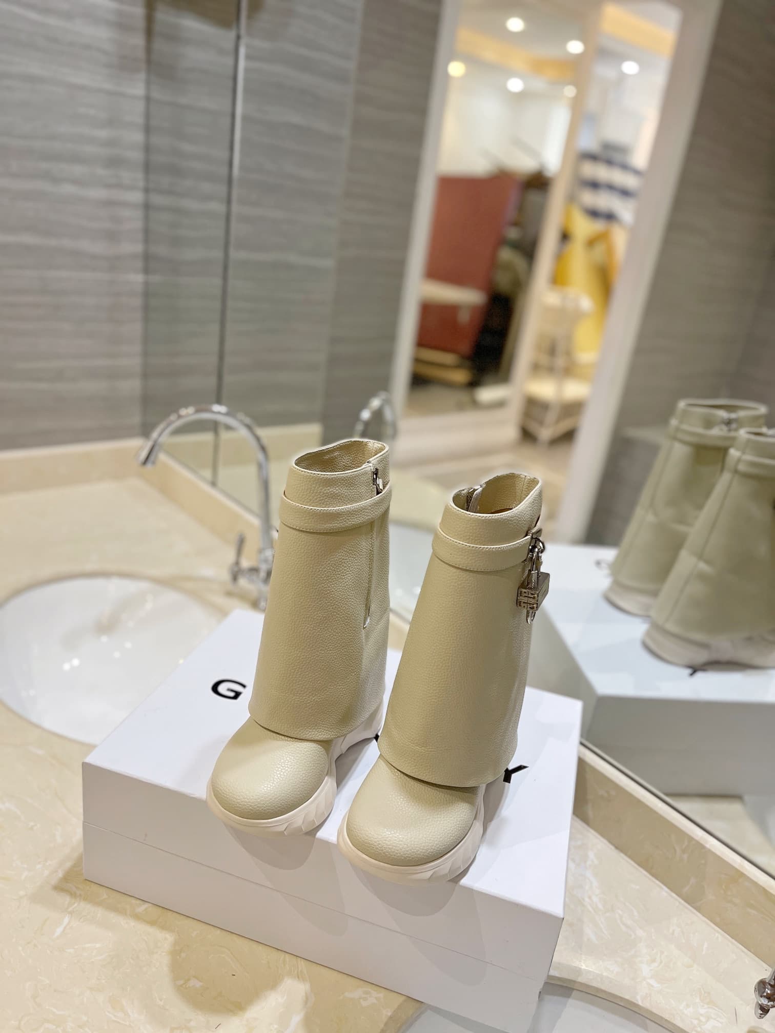 D6523 💰 GIVENCHY QZKEEP 0X0ZX new model with elevated heel, slim-fit shark boots 2026 — image 3
