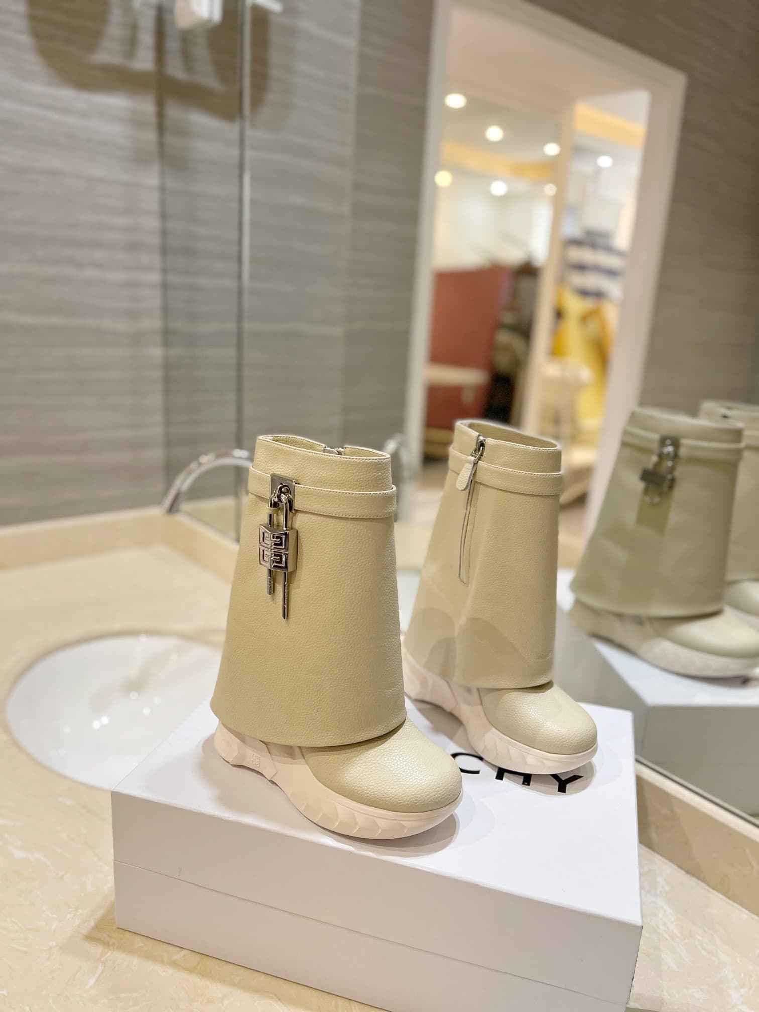 D6523 💰 GIVENCHY QZKEEP 0X0ZX new model with elevated heel, slim-fit shark boots 2026