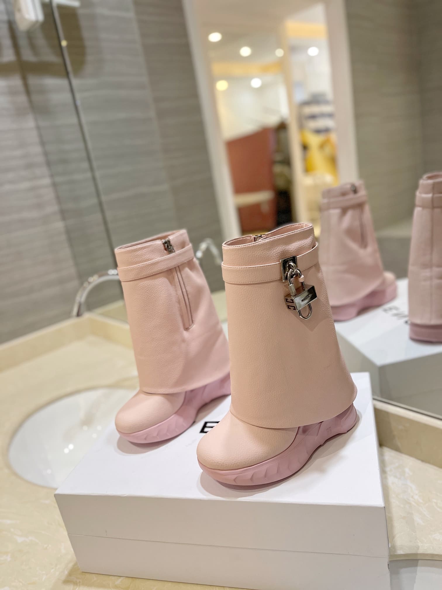 D6520 💰 GIVENCHY QZKEEP 0X0ZX new model high-top shoes with elevated heel, slim-fit, shark-shaped boots 2026 — image 2