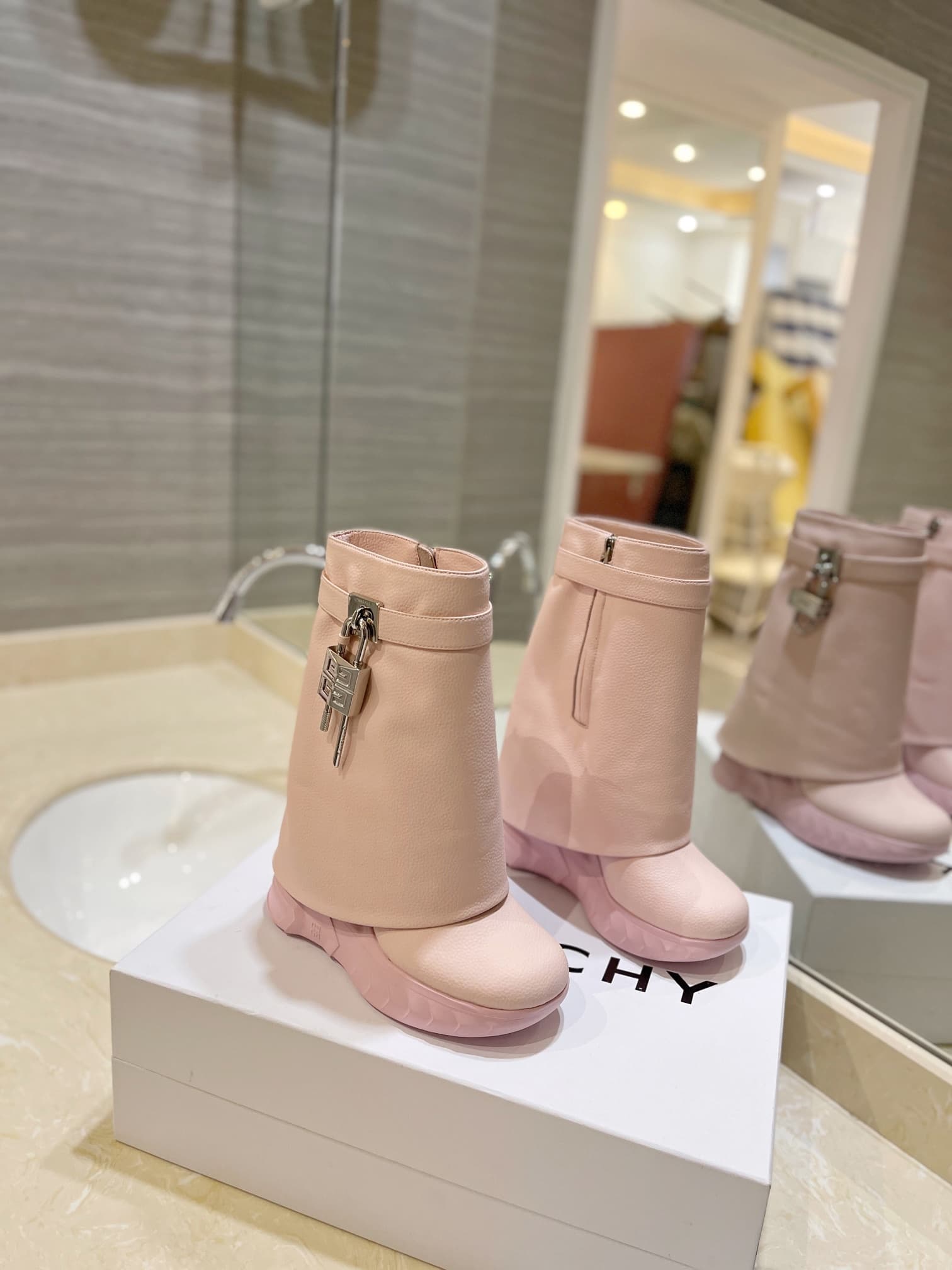 D6520 💰 GIVENCHY QZKEEP 0X0ZX new model high-top shoes with elevated heel, slim-fit, shark-shaped boots 2026 — image 1