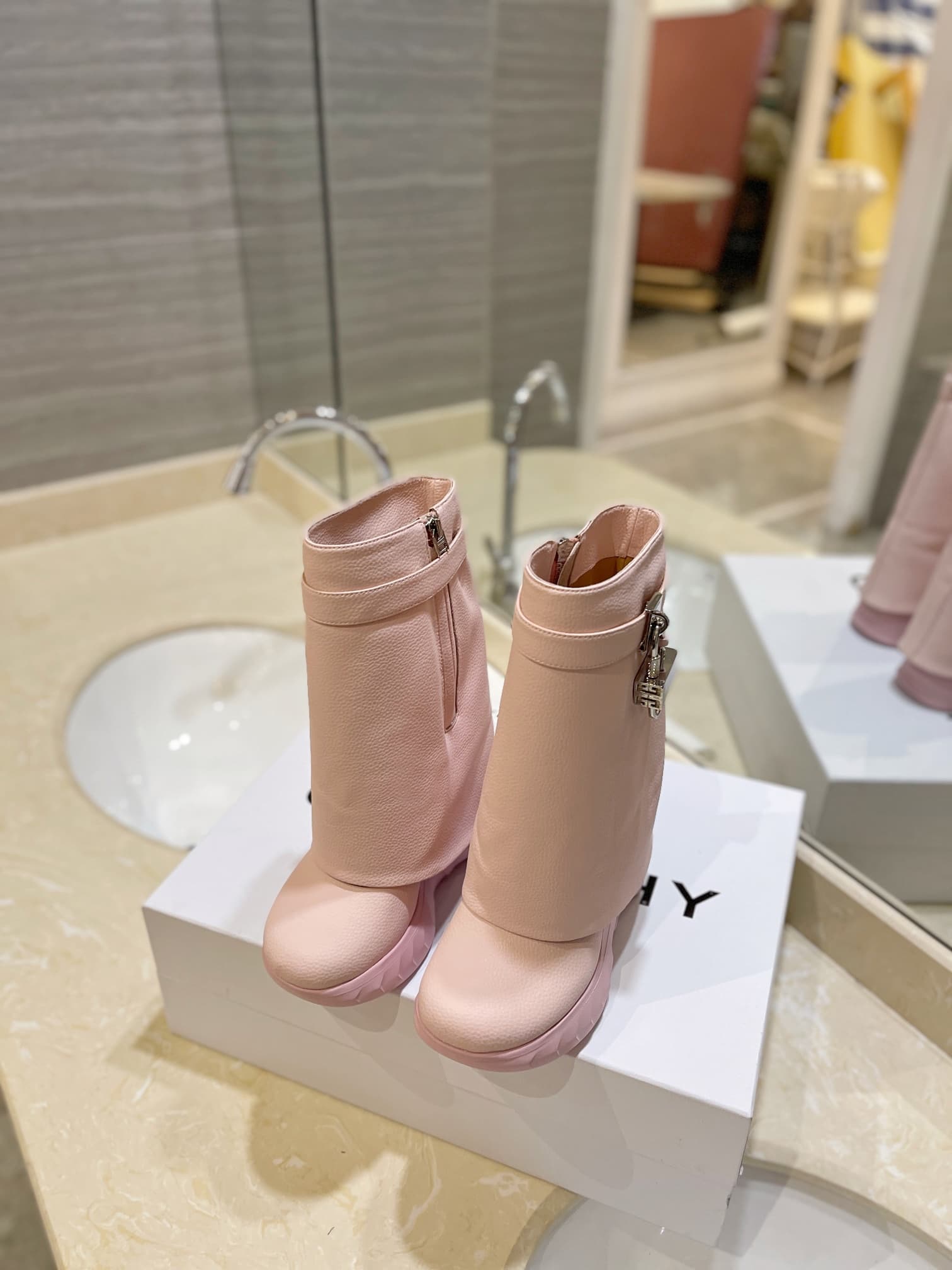 D6520 💰 GIVENCHY QZKEEP 0X0ZX new model high-top shoes with elevated heel, slim-fit, shark-shaped boots 2026 — image 3
