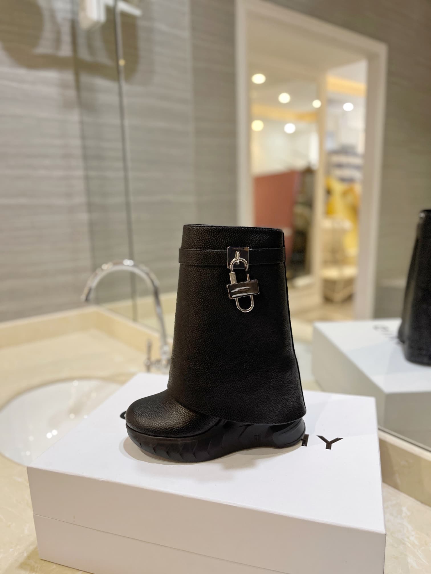 D6521 💰 GIVENCHY QZKEEP 0X0ZX new model with elevated heel, slim-fit shark boots 2026 — image 4
