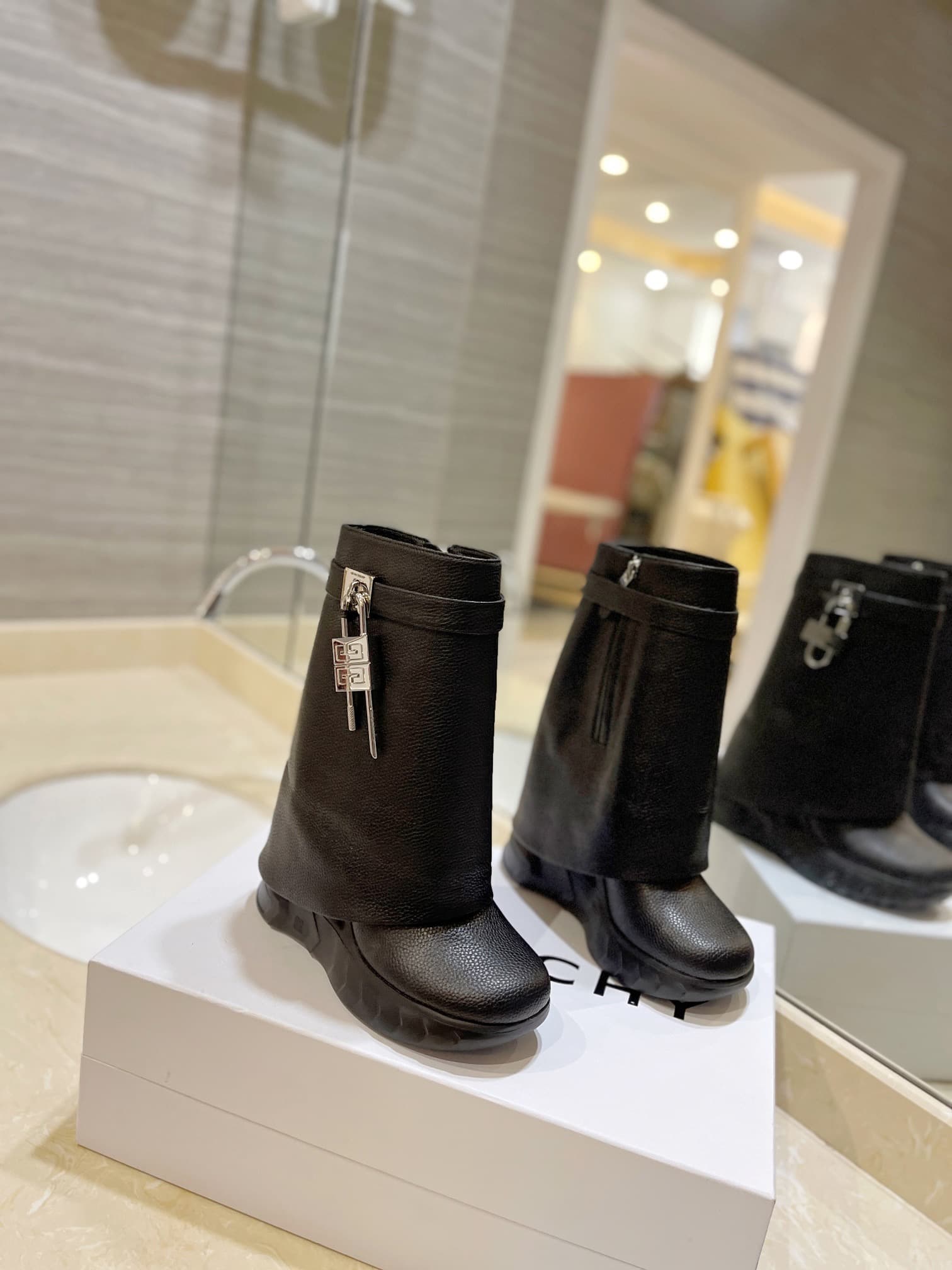 D6521 💰 GIVENCHY QZKEEP 0X0ZX new model with elevated heel, slim-fit shark boots 2026