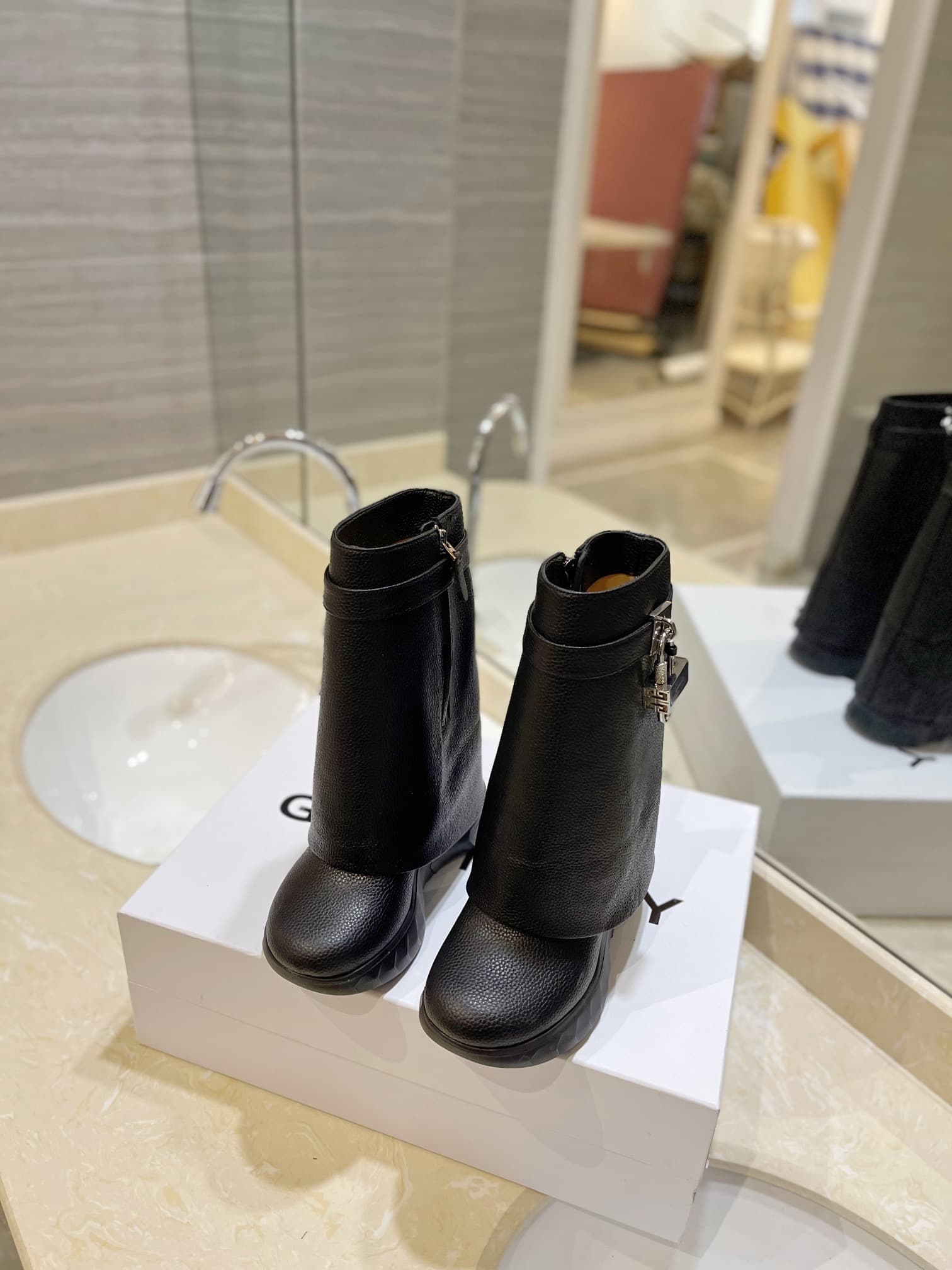 D6521 💰 GIVENCHY QZKEEP 0X0ZX new model with elevated heel, slim-fit shark boots 2026 — image 3