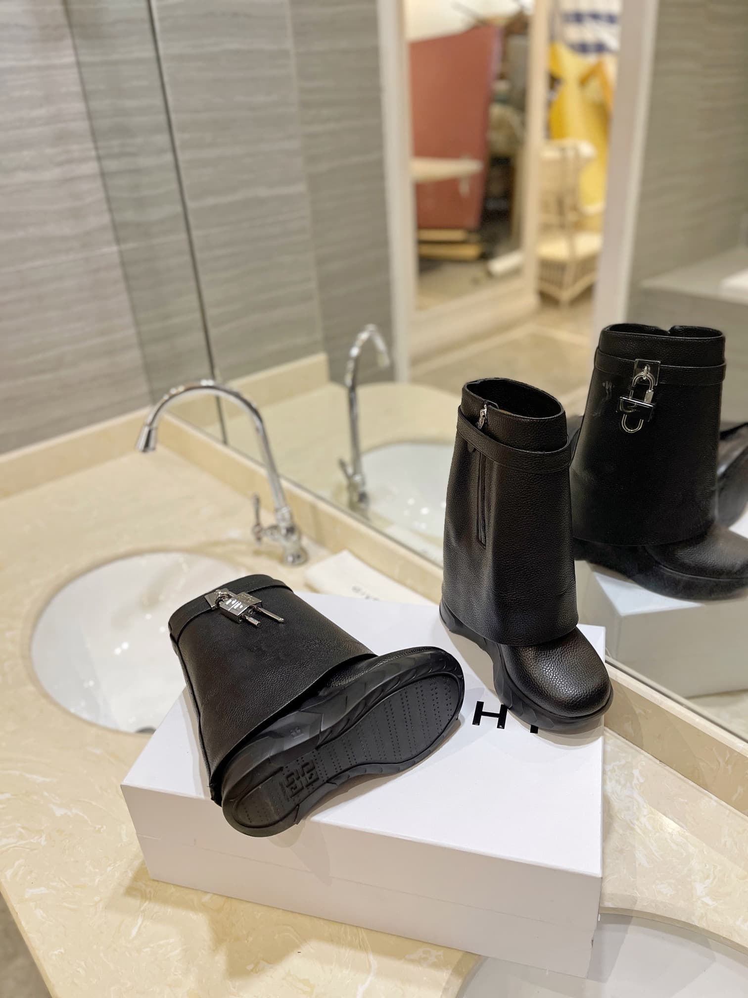 D6521 💰 GIVENCHY QZKEEP 0X0ZX new model with elevated heel, slim-fit shark boots 2026 — image 5