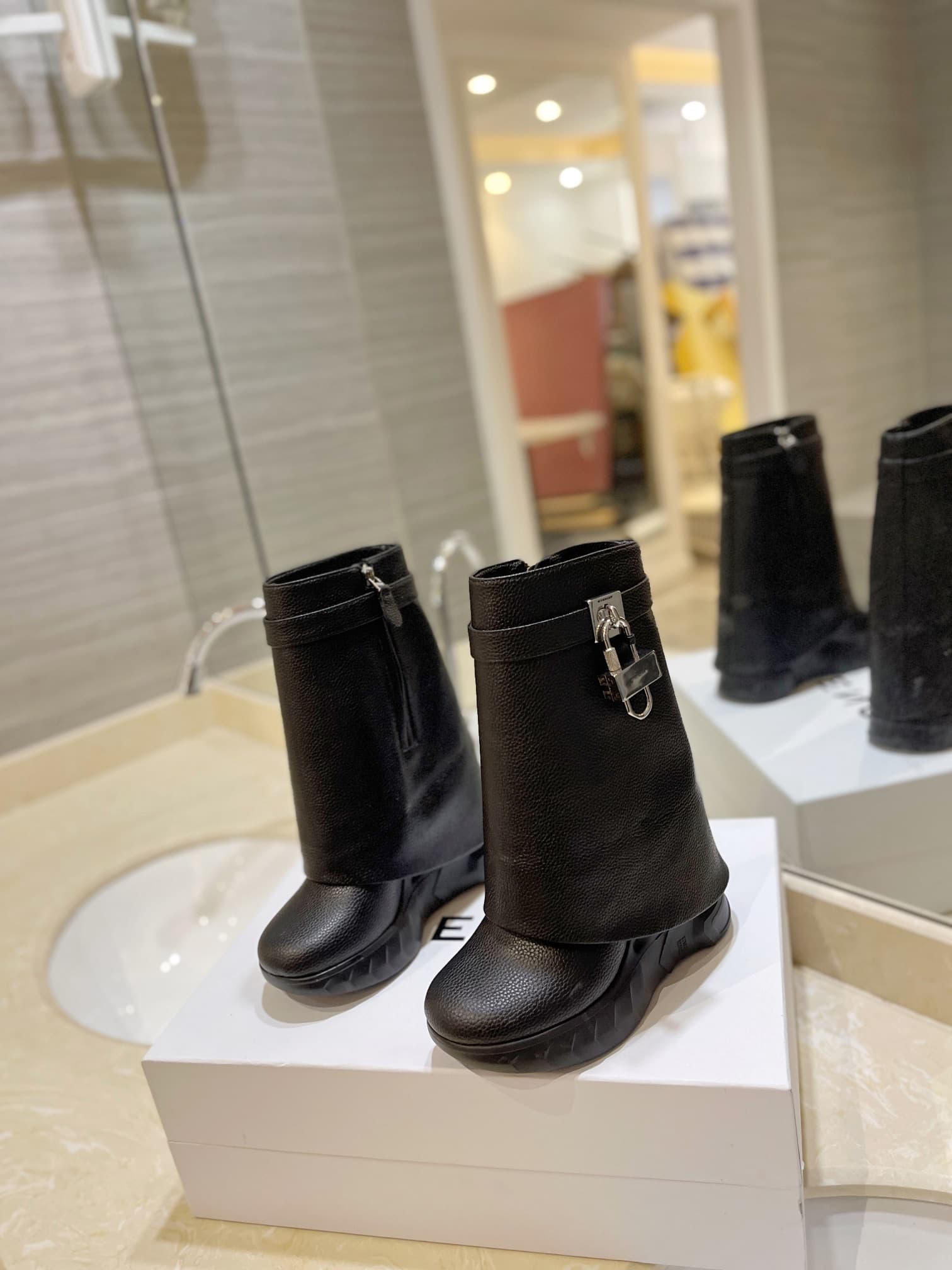 D6521 💰 GIVENCHY QZKEEP 0X0ZX new model with elevated heel, slim-fit shark boots 2026 — image 2