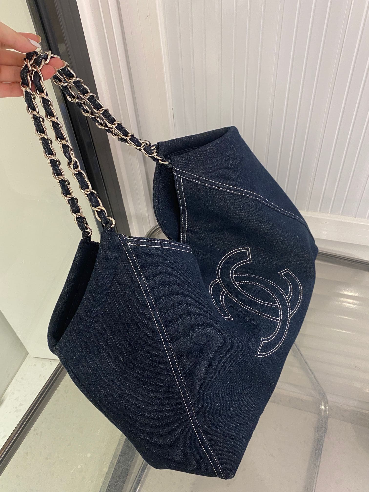 C789 🌸The mid-century cowboy tote bag has just come out with this model – I really love it! I highly recommend the Chanel cowboy style; it’s extremely beautiful, and it works well with any outfit. The combination of elements really captures the hearts of  — image 3