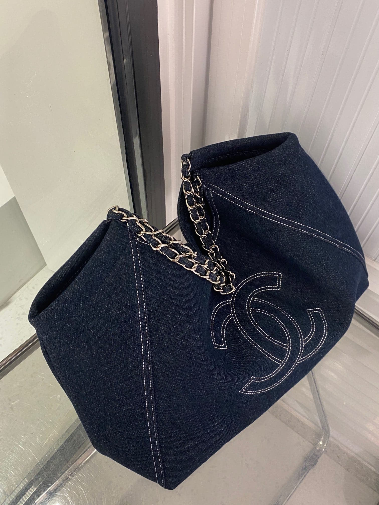 C789 🌸The mid-century cowboy tote bag has just come out with this model – I really love it! I highly recommend the Chanel cowboy style; it’s extremely beautiful, and it works well with any outfit. The combination of elements really captures the hearts of  — image 5