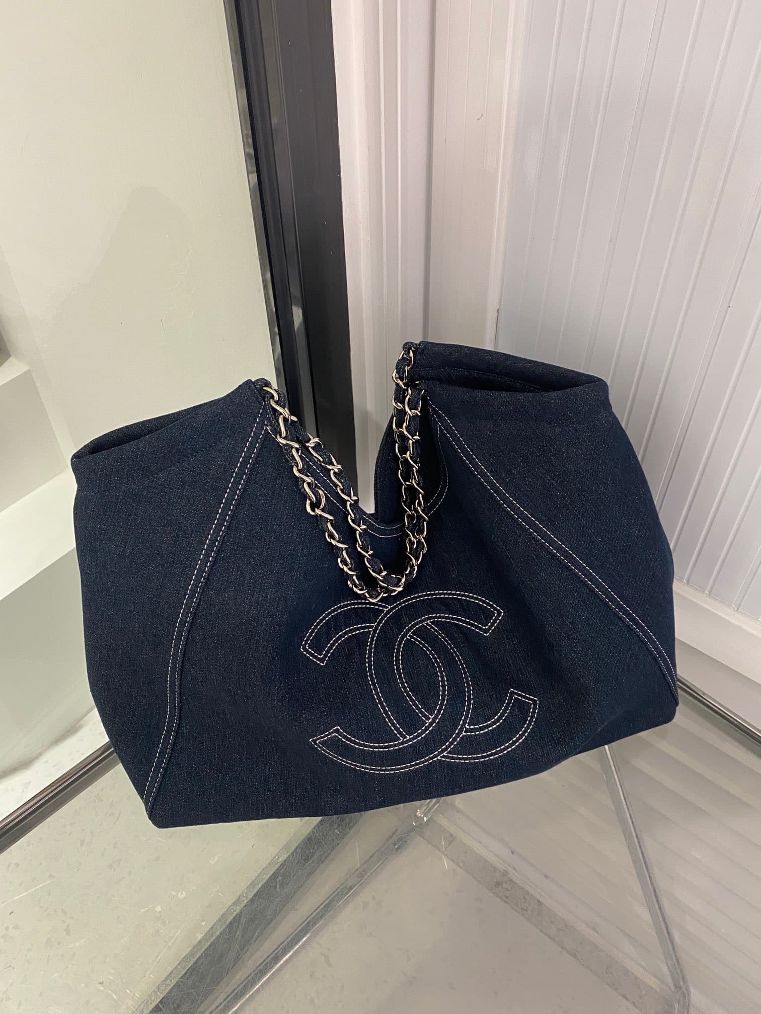 C789 🌸The mid-century cowboy tote bag has just come out with this model – I really love it! I highly recommend the Chanel cowboy style; it’s extremely beautiful, and it works well with any outfit. The combination of elements really captures the hearts of  — image 4