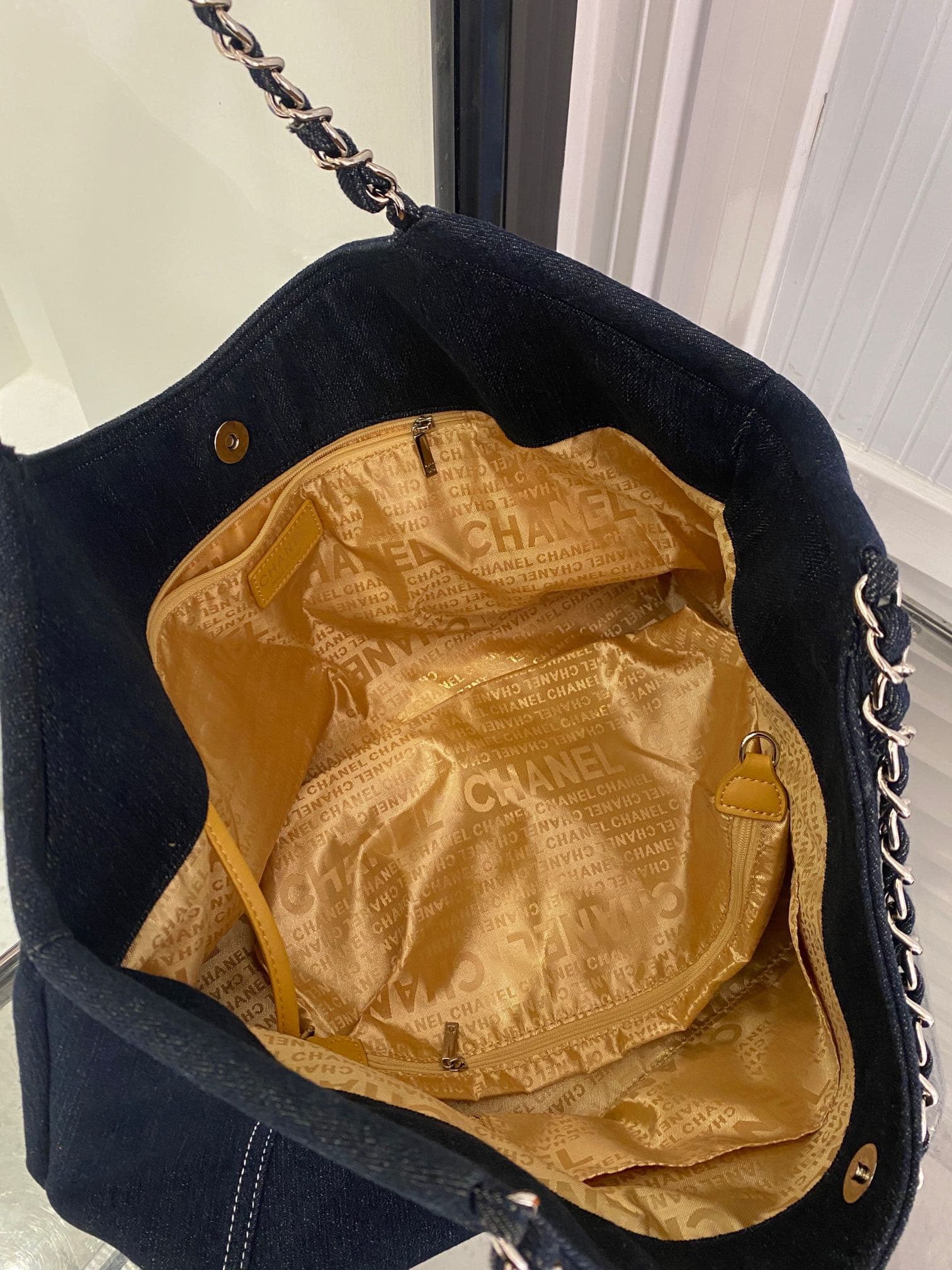 C789 🌸The mid-century cowboy tote bag has just come out with this model – I really love it! I highly recommend the Chanel cowboy style; it’s extremely beautiful, and it works well with any outfit. The combination of elements really captures the hearts of  — image 8