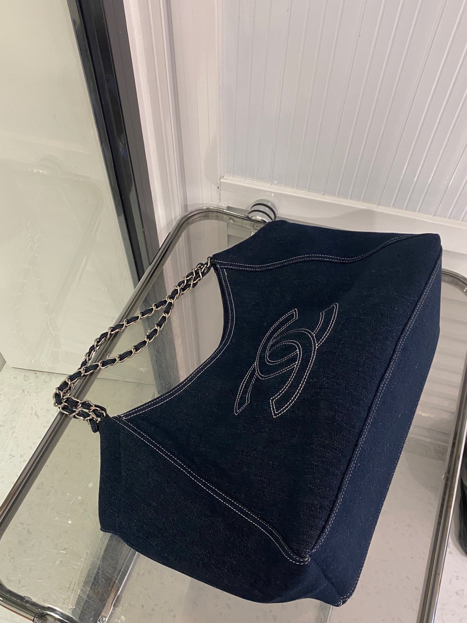 C789 🌸The mid-century cowboy tote bag has just come out with this model – I really love it! I highly recommend the Chanel cowboy style; it’s extremely beautiful, and it works well with any outfit. The combination of elements really captures the hearts of  — image 7