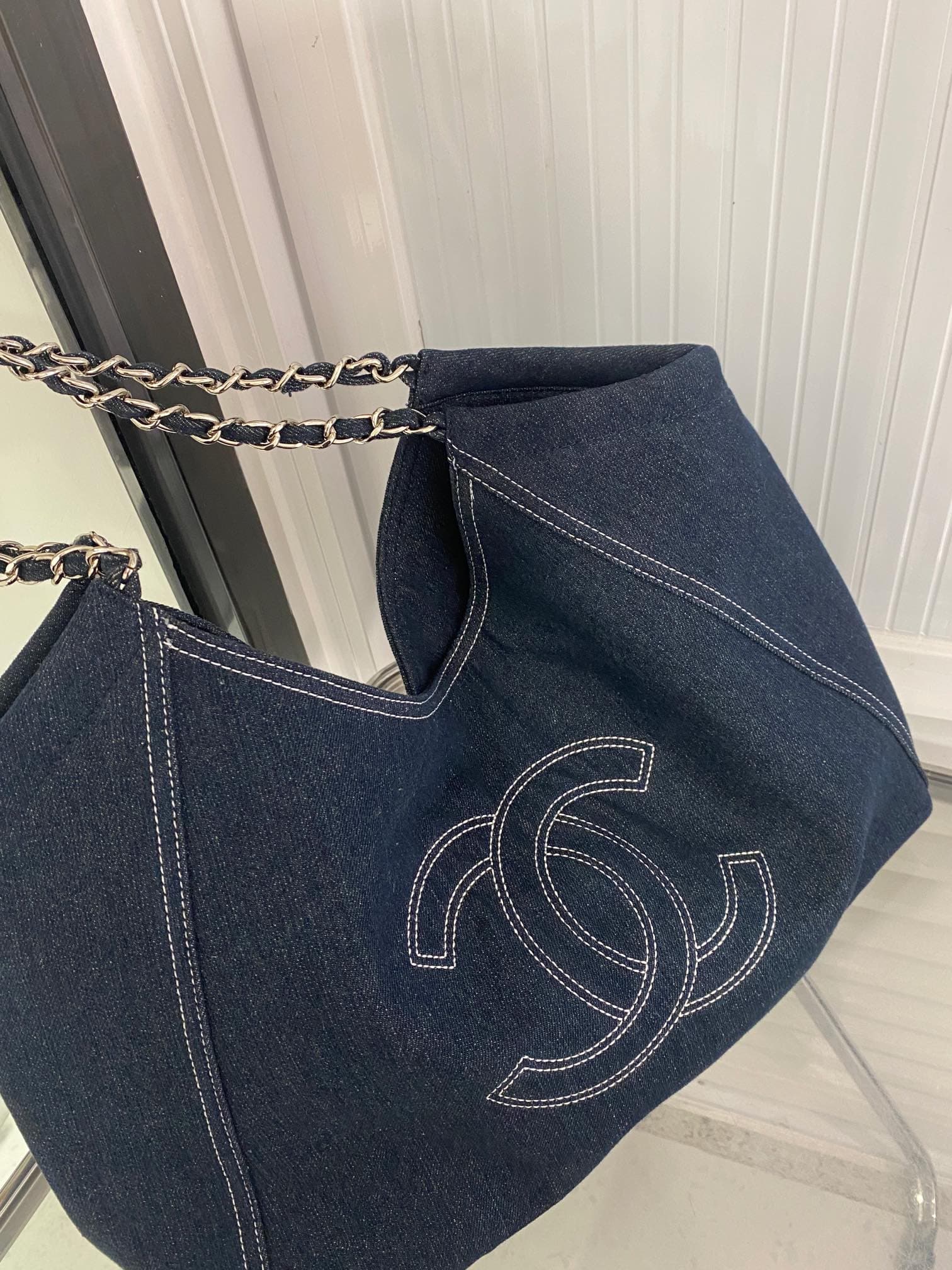 C789 🌸The mid-century cowboy tote bag has just come out with this model – I really love it! I highly recommend the Chanel cowboy style; it’s extremely beautiful, and it works well with any outfit. The combination of elements really captures the hearts of  — image 2