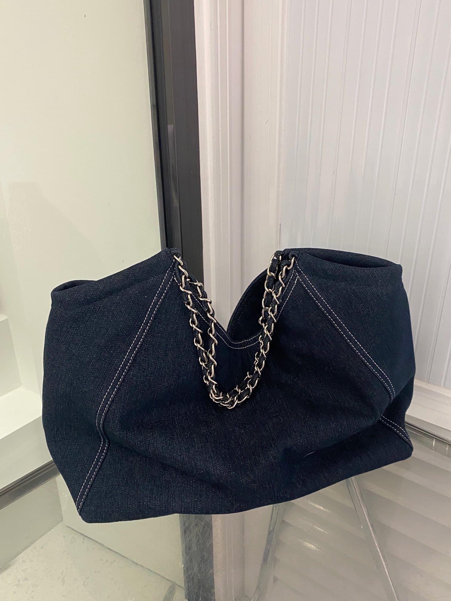 C789 🌸The mid-century cowboy tote bag has just come out with this model – I really love it! I highly recommend the Chanel cowboy style; it’s extremely beautiful, and it works well with any outfit. The combination of elements really captures the hearts of  — image 6