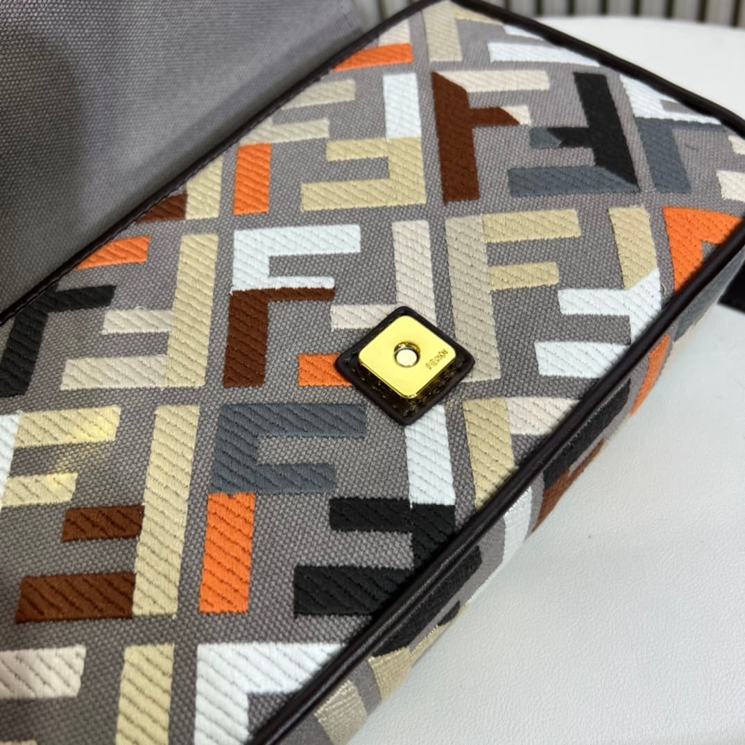 C2934 Ready-to-use bag made of top-quality leather, in its original 2022 style: It has a very summery look; colorful rainbow🌈F embroidery. This Fendi Baguette pattern bag is definitely a trendy item for this summer! It looks great when worn; it’s also hig — image 8