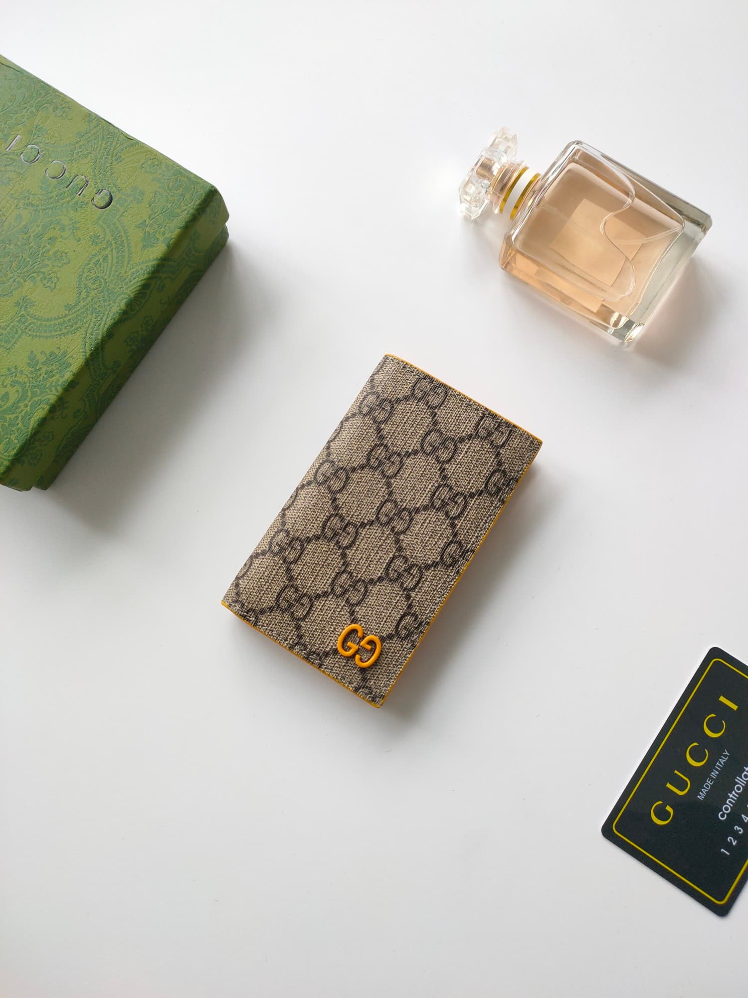 C97 💰GG detailed long cardholder. It features the exclusive elements of Gucci, along with vibrant colors. This long cardholder is crafted from GG Supreme canvas, with red accents that create a subtle contrast and beauty in this compact daily accessory. — image 2