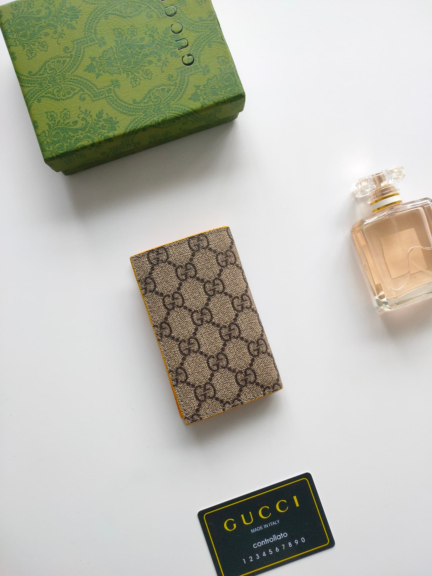 C97 💰GG detailed long cardholder. It features the exclusive elements of Gucci, along with vibrant colors. This long cardholder is crafted from GG Supreme canvas, with red accents that create a subtle contrast and beauty in this compact daily accessory. — image 3