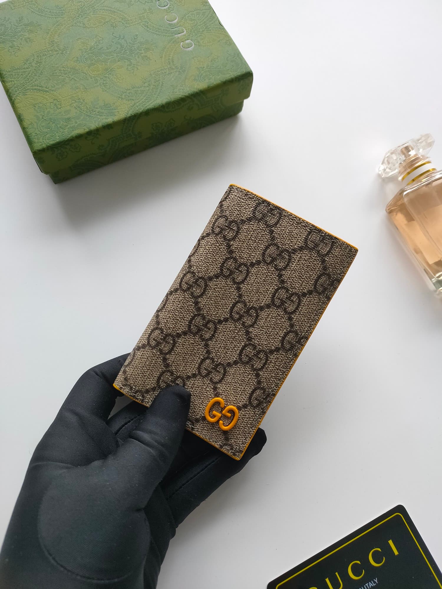 C97 💰GG detailed long cardholder. It features the exclusive elements of Gucci, along with vibrant colors. This long cardholder is crafted from GG Supreme canvas, with red accents that create a subtle contrast and beauty in this compact daily accessory. — image 4