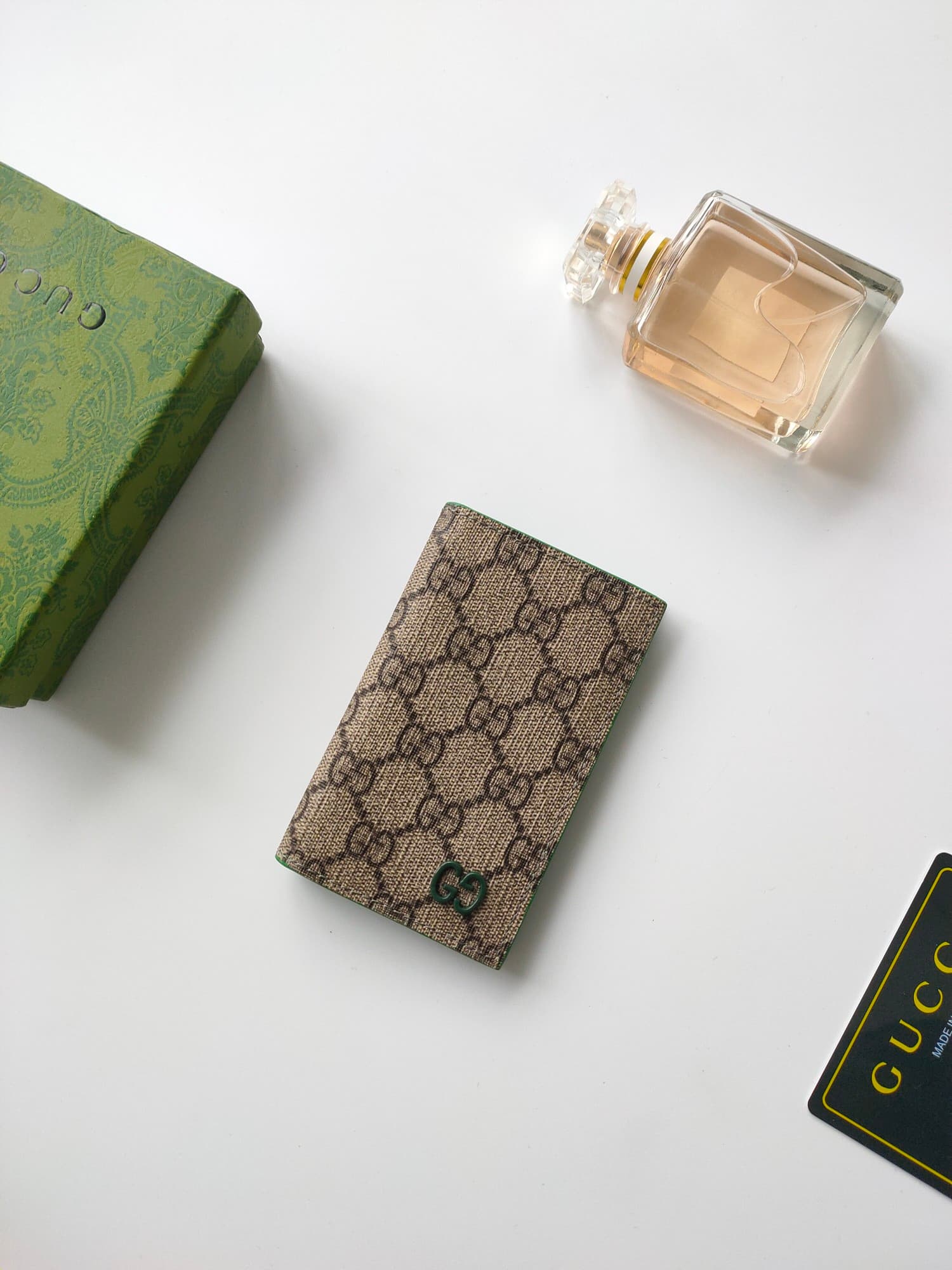 C96 💰GG detail-lined cardholder. It combines the exclusive elements of Gucci with vibrant colors and intricate GG details. This long-cardholder is crafted from GG Supreme canvas, with red accents that create a subtle contrast and beauty in this compact da — image 2