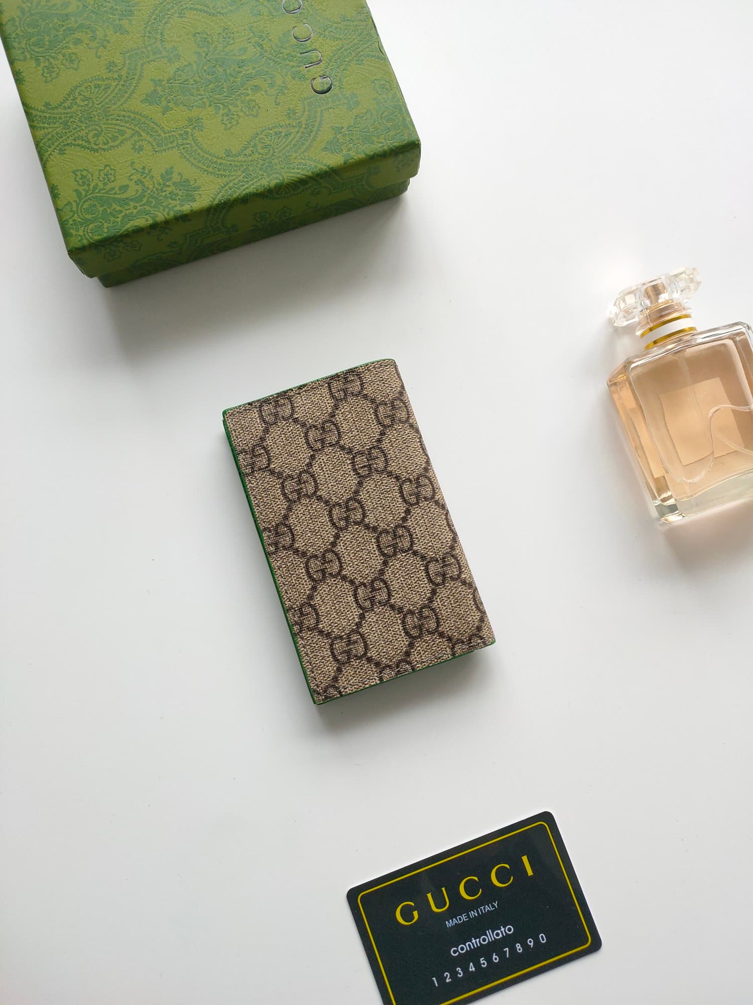 C96 💰GG detail-lined cardholder. It combines the exclusive elements of Gucci with vibrant colors and intricate GG details. This long-cardholder is crafted from GG Supreme canvas, with red accents that create a subtle contrast and beauty in this compact da — image 3