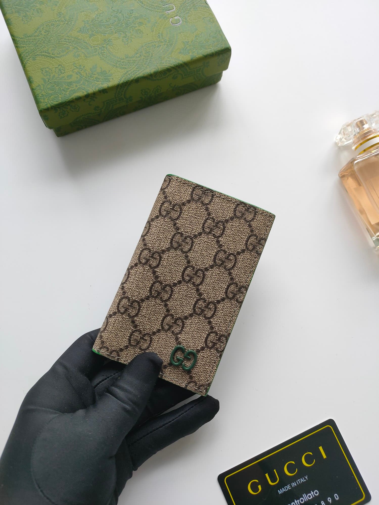 C96 💰GG detail-lined cardholder. It combines the exclusive elements of Gucci with vibrant colors and intricate GG details. This long-cardholder is crafted from GG Supreme canvas, with red accents that create a subtle contrast and beauty in this compact da — image 4