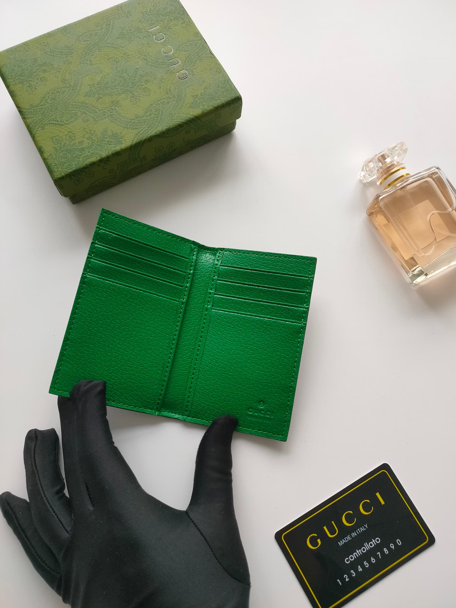 C96 💰GG detail-lined cardholder. It combines the exclusive elements of Gucci with vibrant colors and intricate GG details. This long-cardholder is crafted from GG Supreme canvas, with red accents that create a subtle contrast and beauty in this compact da — image 5