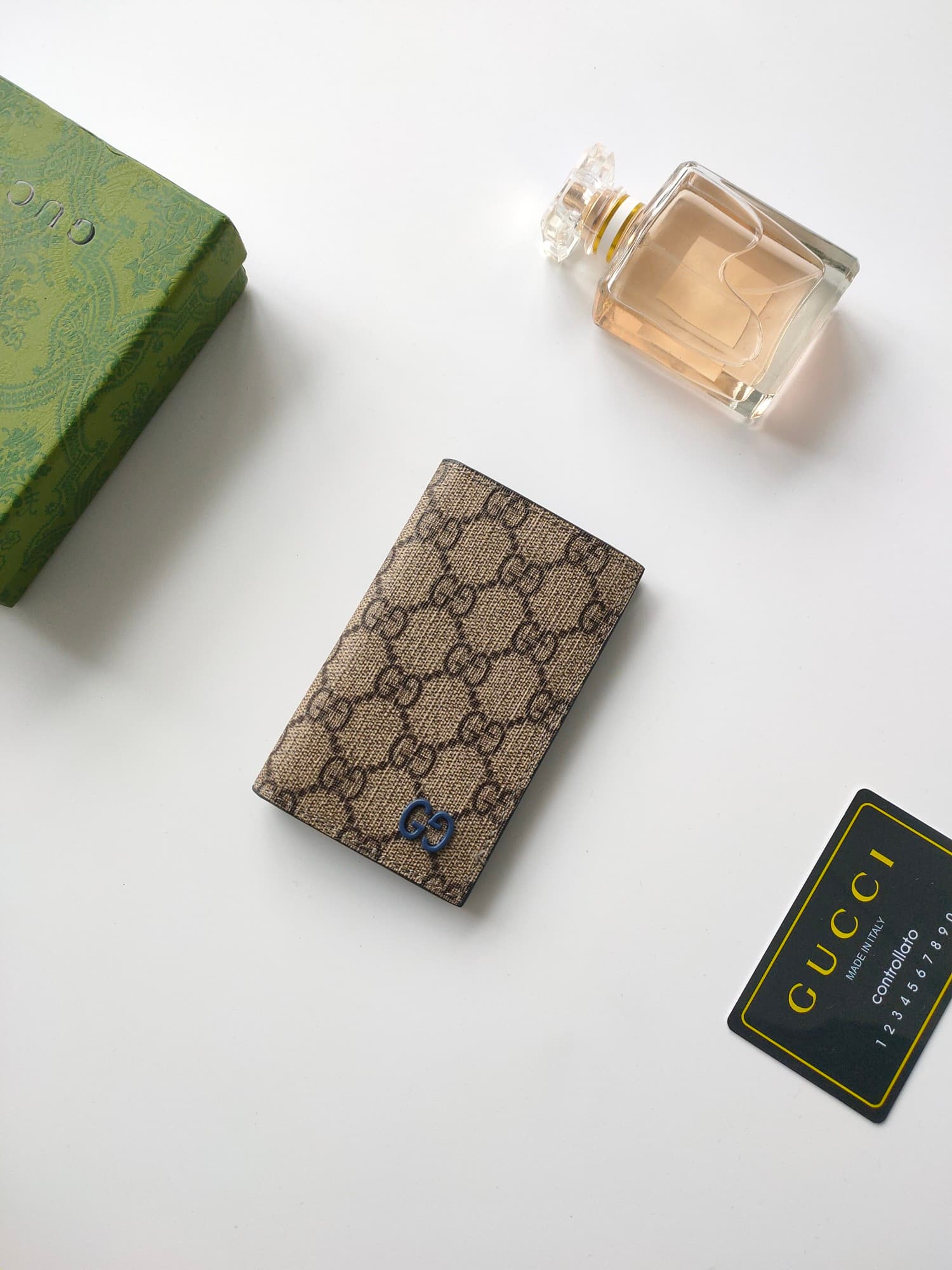 C95 💰GG detail-lined cardholder. It combines the exclusive elements of Gucci with vibrant colors and intricate GG details. This long cardholder is crafted from GG Supreme canvas, with red accents integrated seamlessly, creating a subtle contrast that adds — image 2