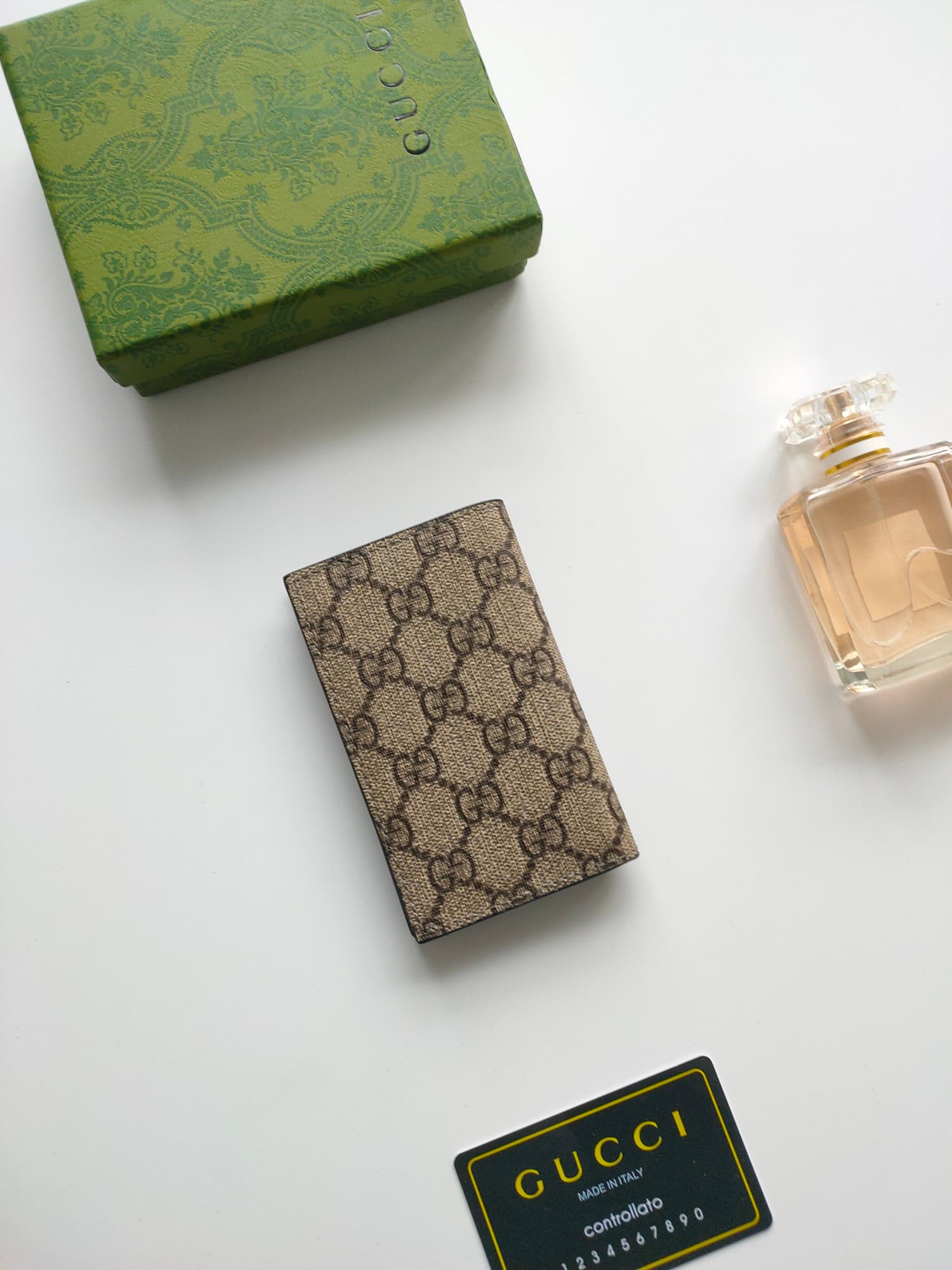 C95 💰GG detail-lined cardholder. It combines the exclusive elements of Gucci with vibrant colors and intricate GG details. This long cardholder is crafted from GG Supreme canvas, with red accents integrated seamlessly, creating a subtle contrast that adds — image 3